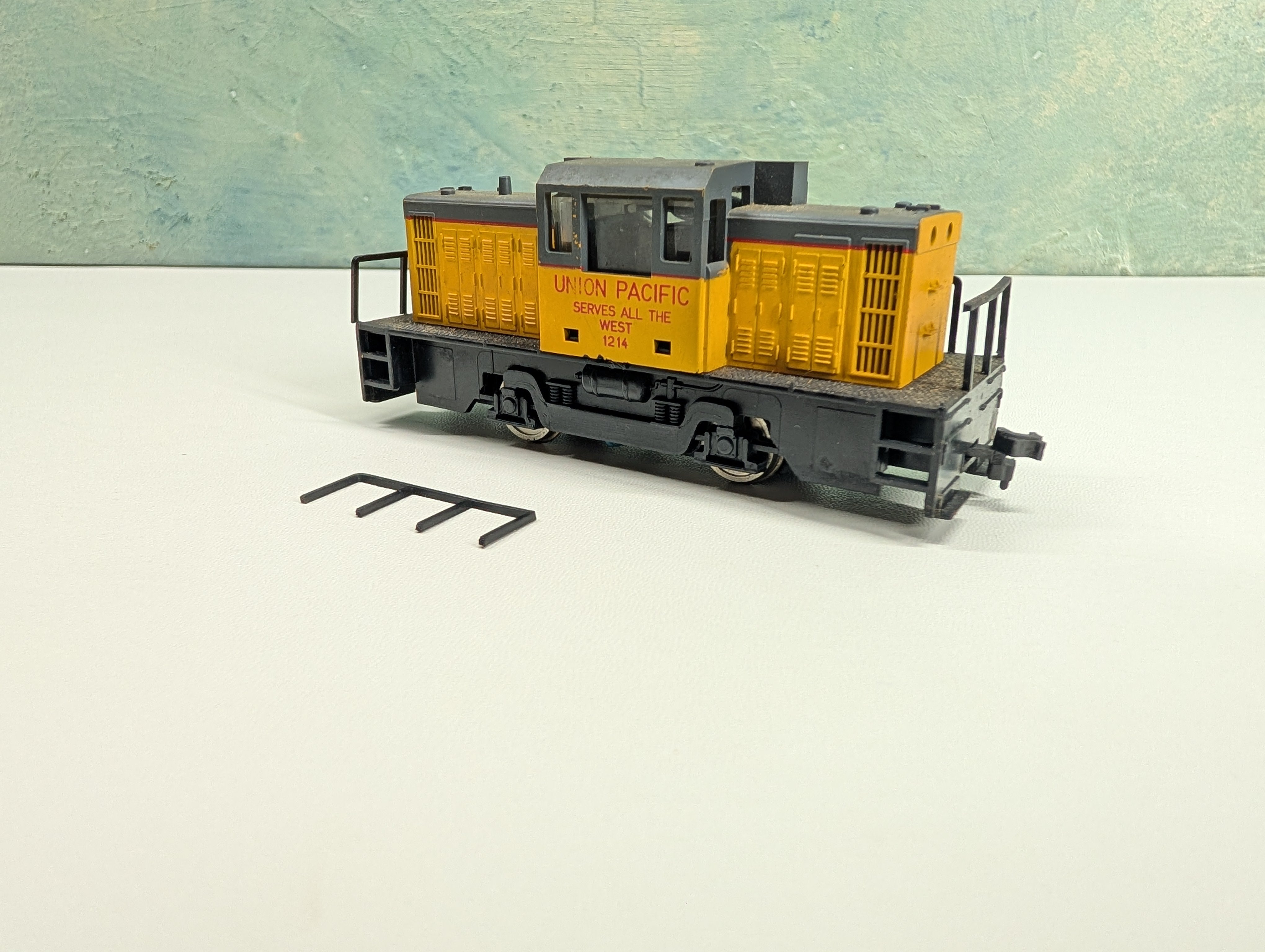 USED AHM HO Scale Center Cab Diesel Switcher Locomotive Union Pacific #1214 Tested! DC