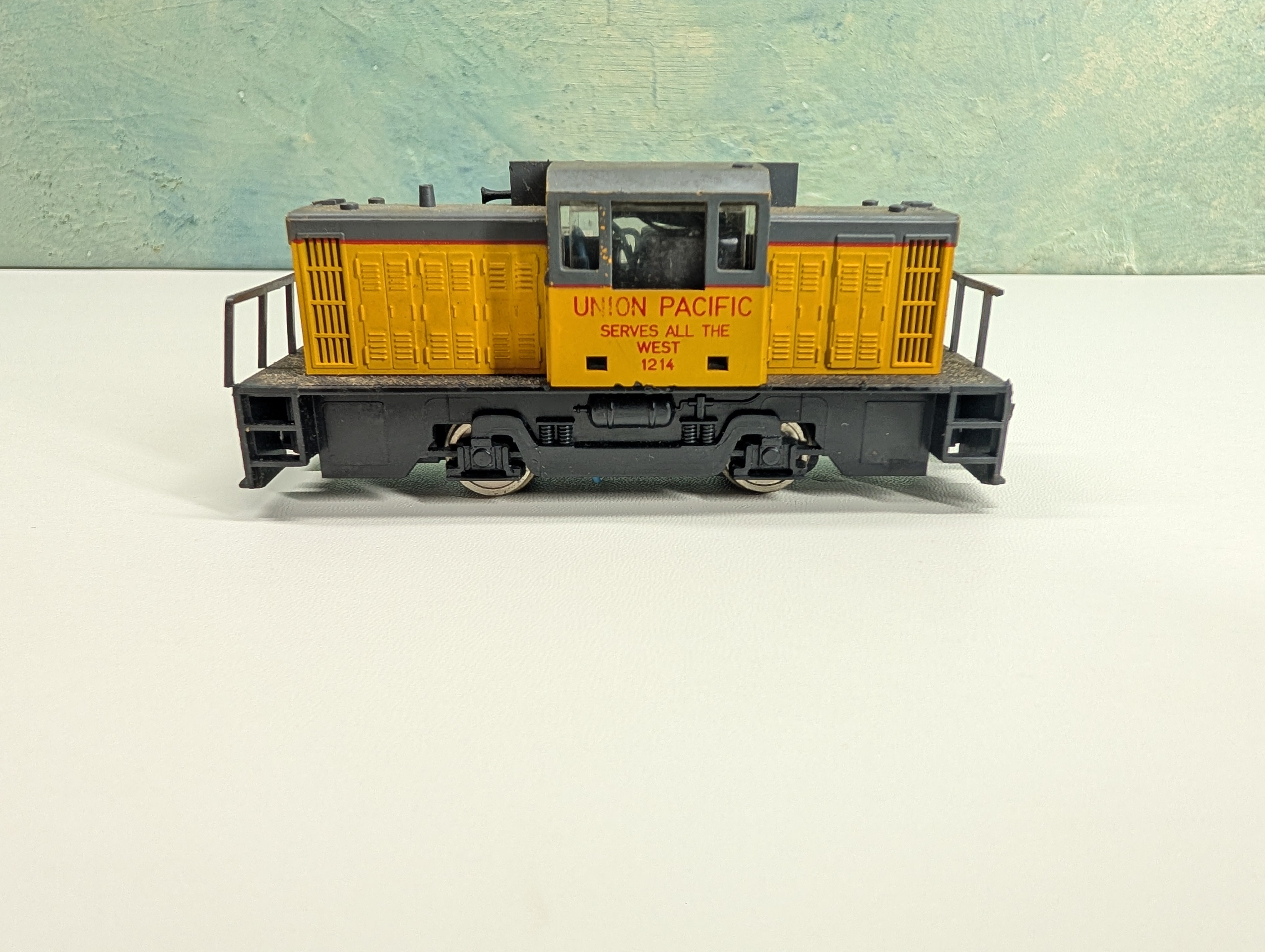 USED AHM HO Scale Center Cab Diesel Switcher Locomotive Union Pacific #1214 Tested! DC