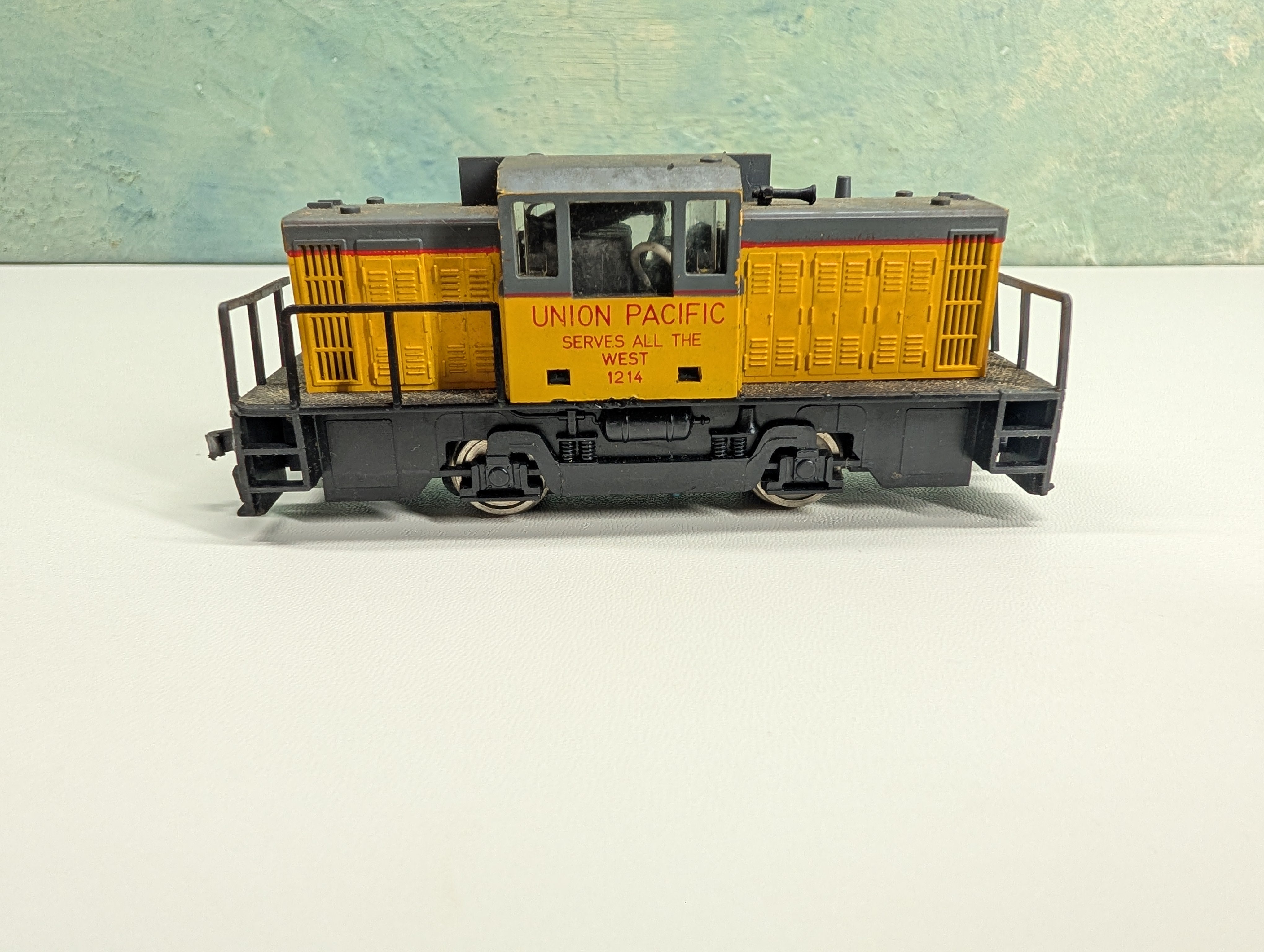 USED AHM HO Scale Center Cab Diesel Switcher Locomotive Union Pacific #1214 Tested! DC