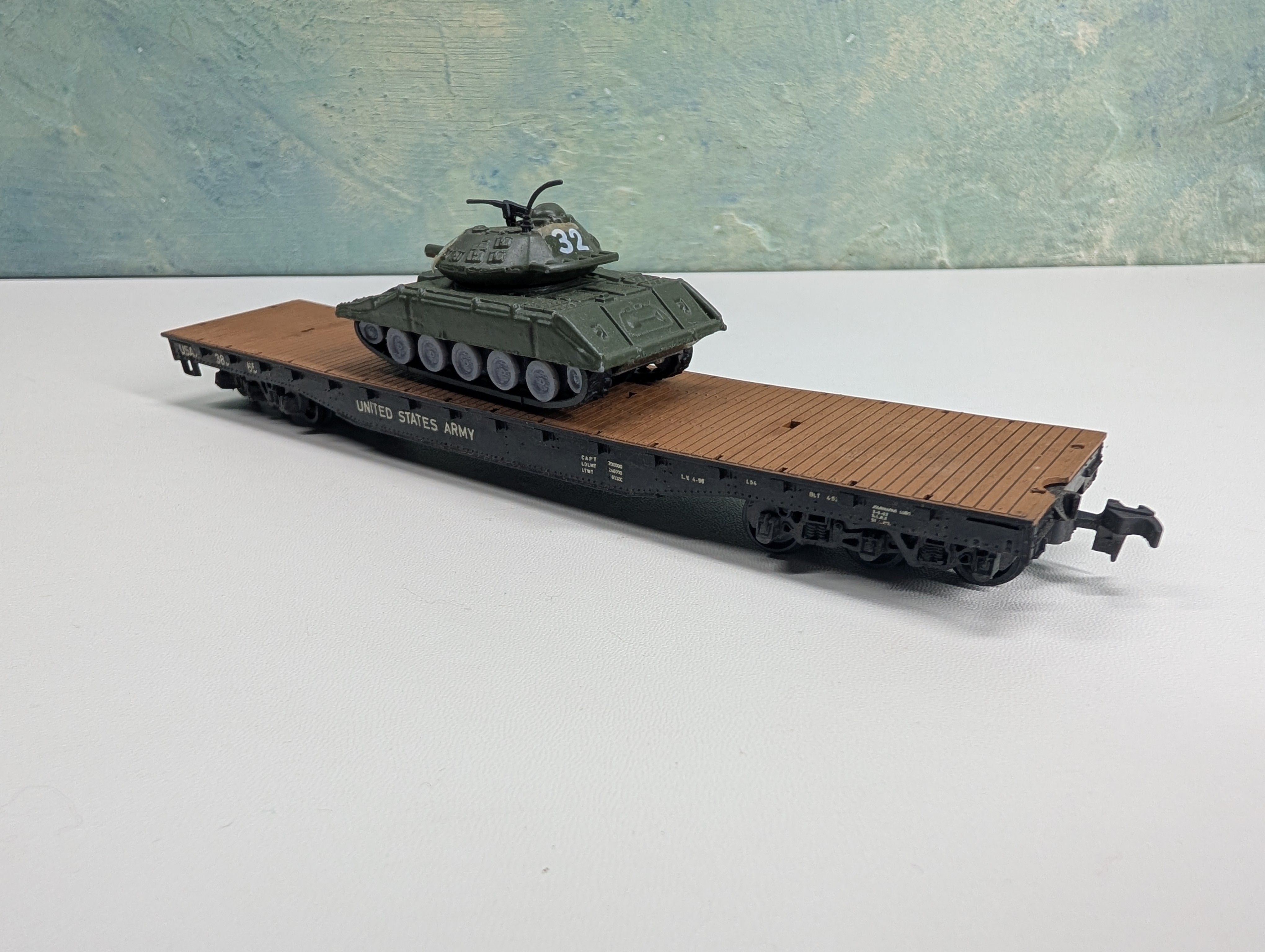USED HO Scale 54' United States Army Flat Car w/ Tank Load USAX #38065