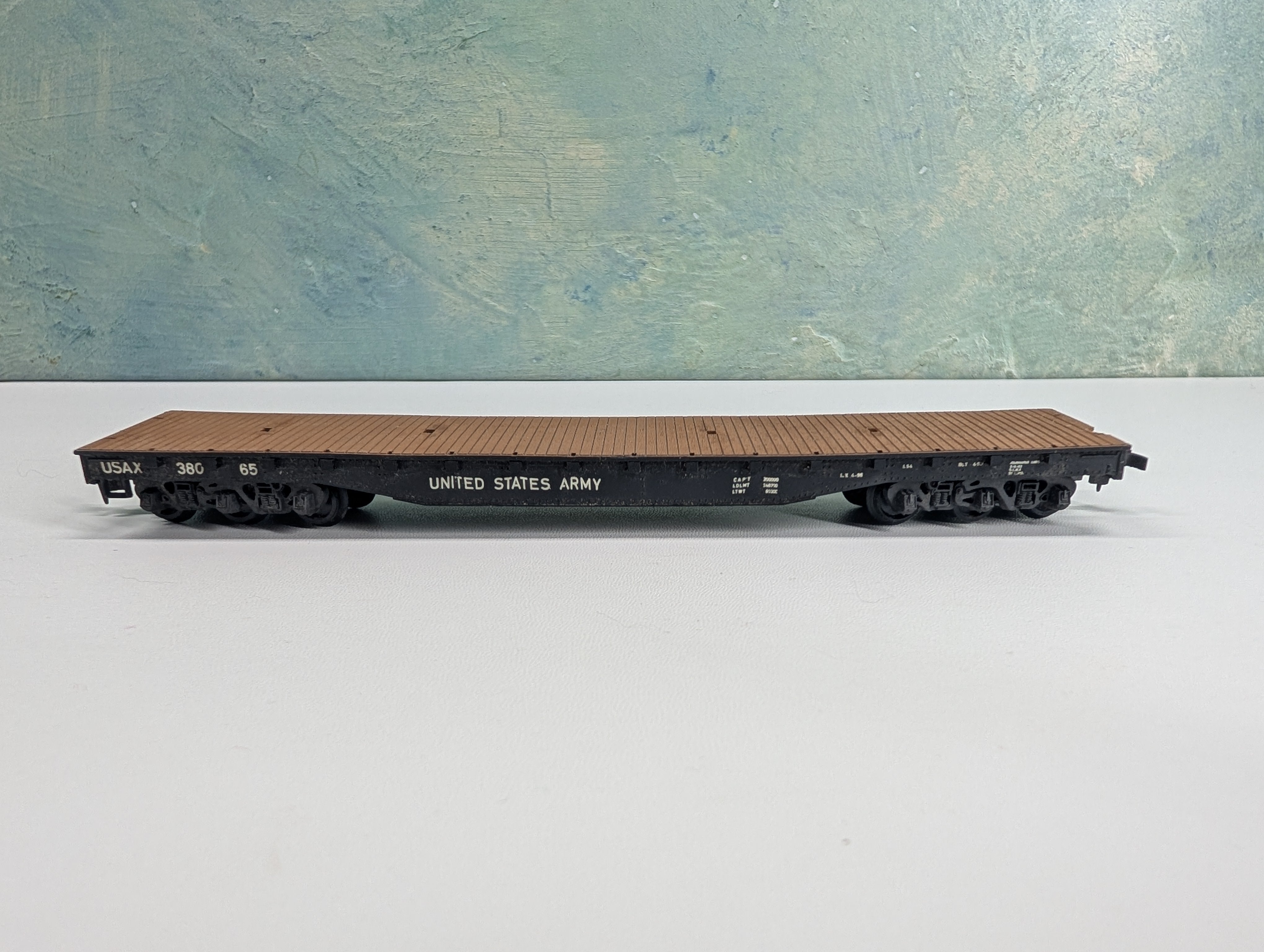 USED HO Scale 54' United States Army Flat Car w/ Tank Load USAX #38065