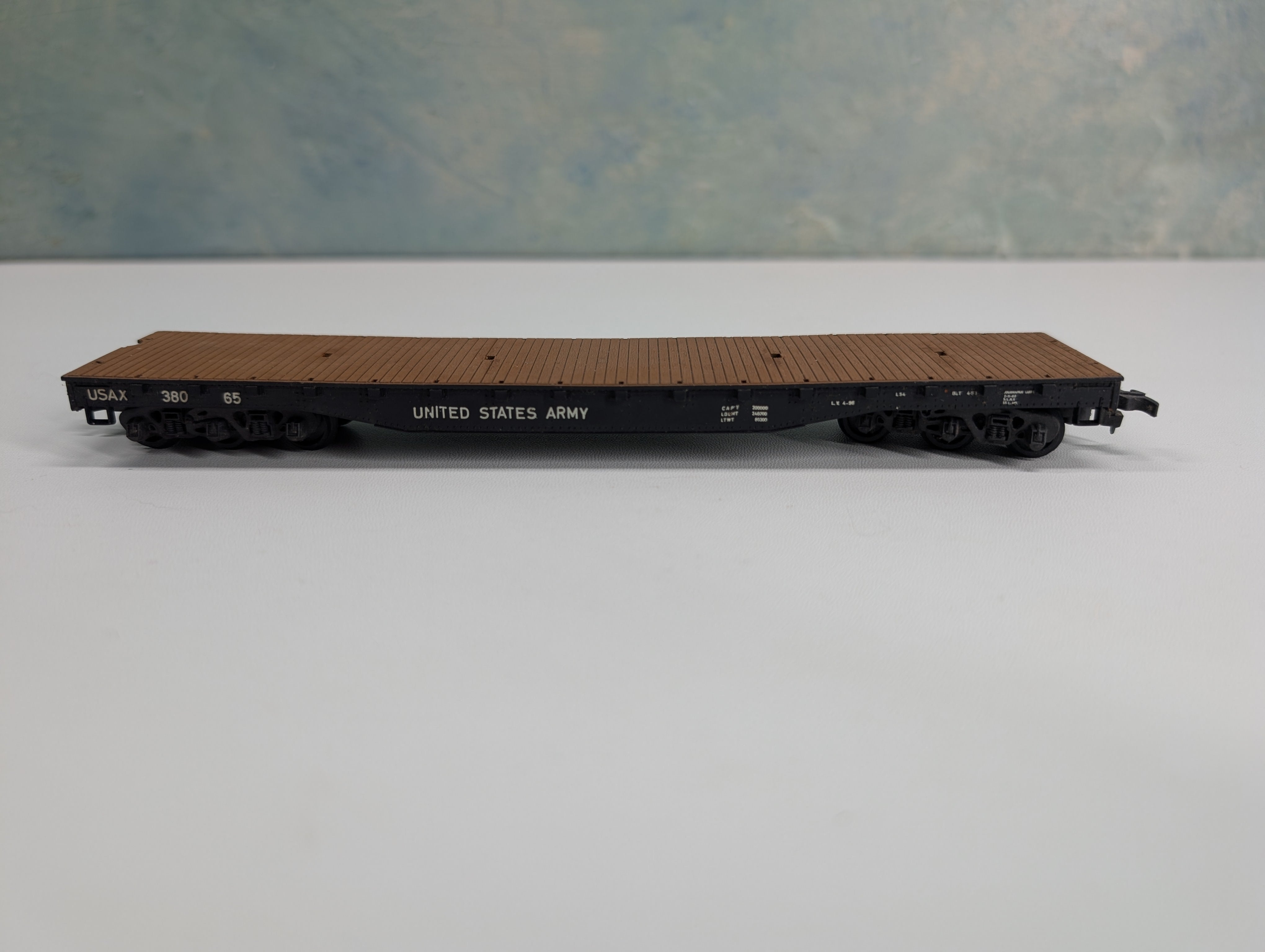 USED HO Scale 54' United States Army Flat Car w/ Tank Load USAX #38065