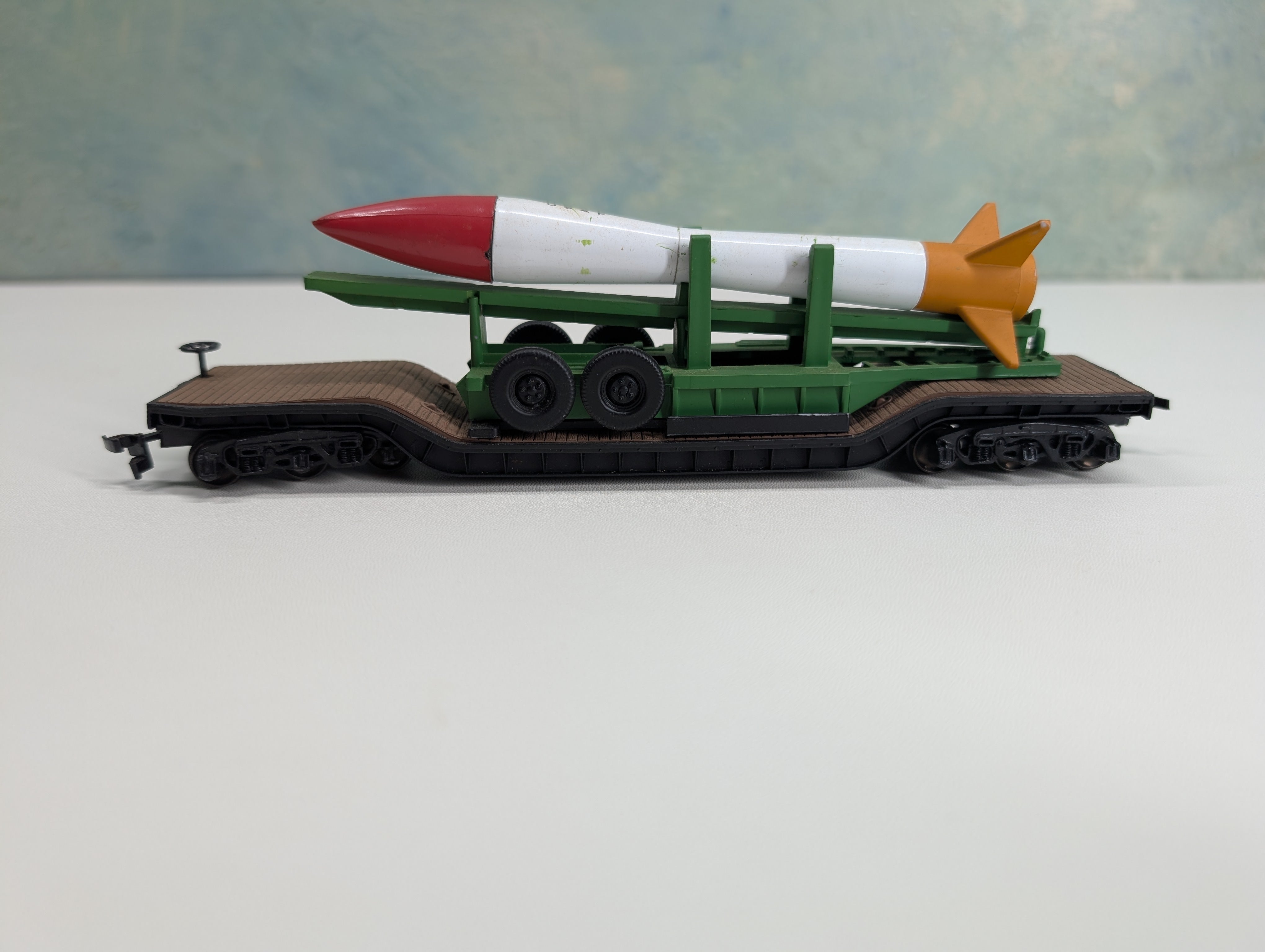 USED Bachmann HO Scale 53' Center Depressed Flat Car w/ Rocket Load Metal Wheels