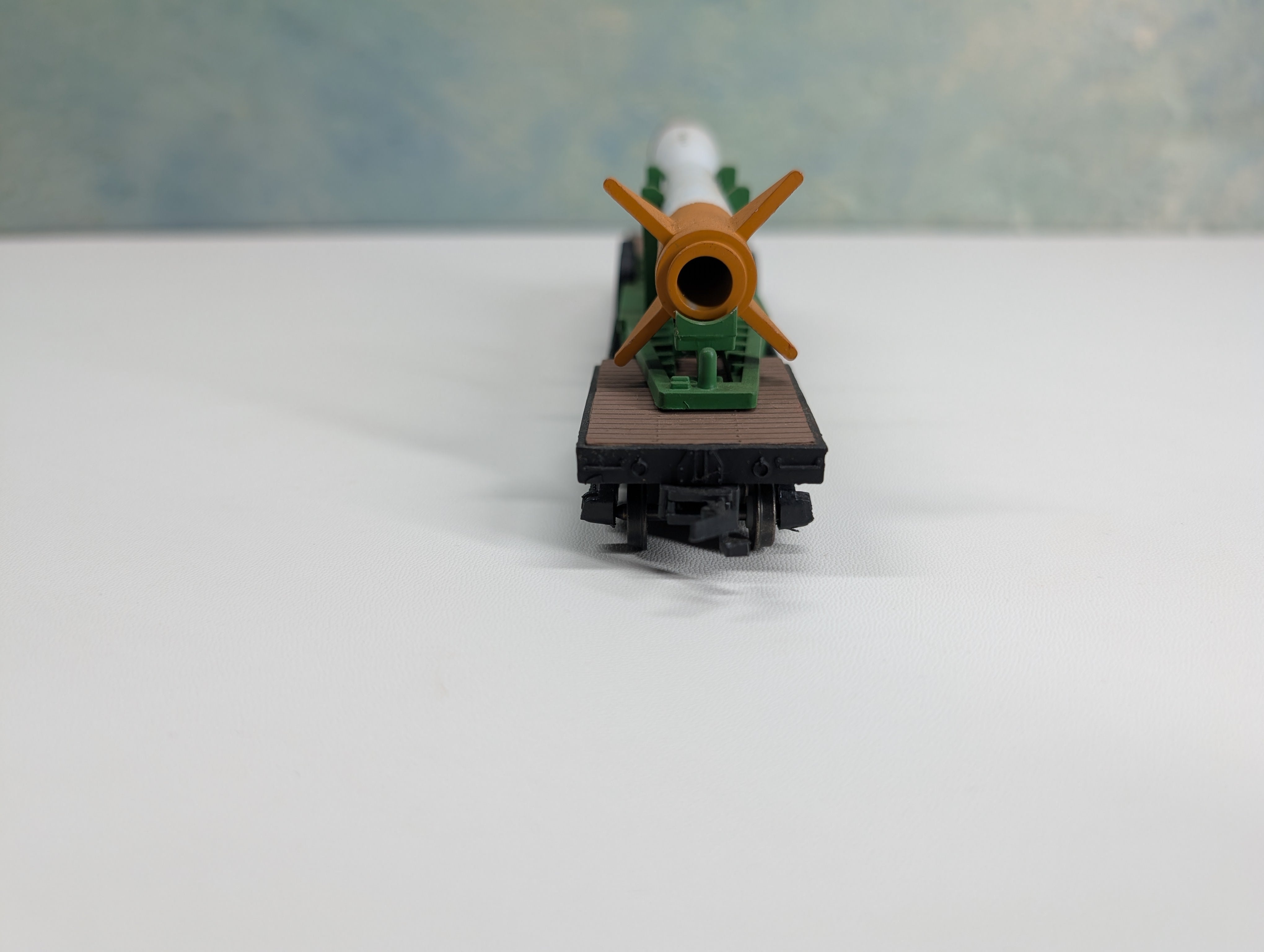 USED Bachmann HO Scale 53' Center Depressed Flat Car w/ Rocket Load Metal Wheels
