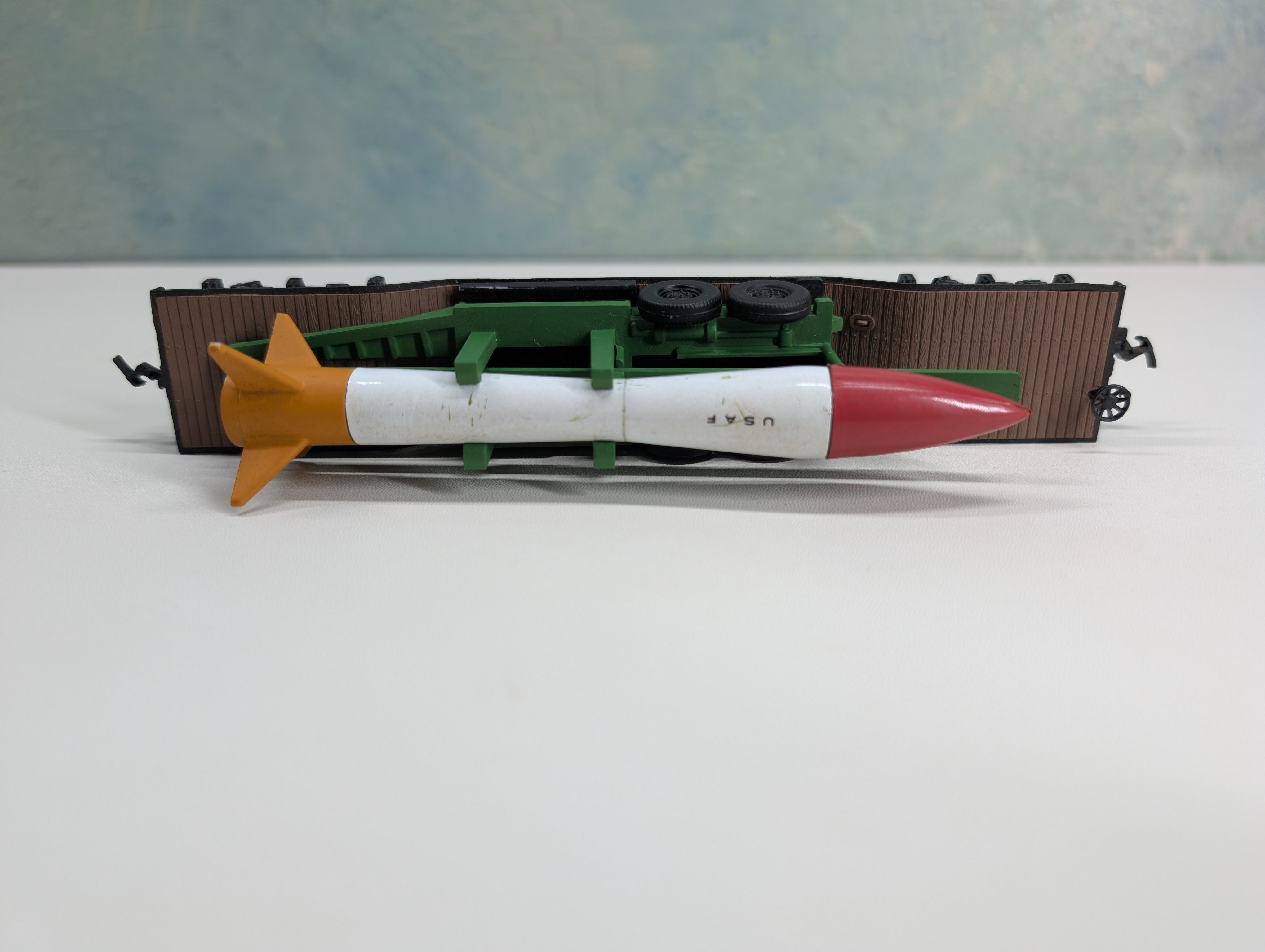 USED Bachmann HO Scale 53' Center Depressed Flat Car w/ Rocket Load Metal Wheels