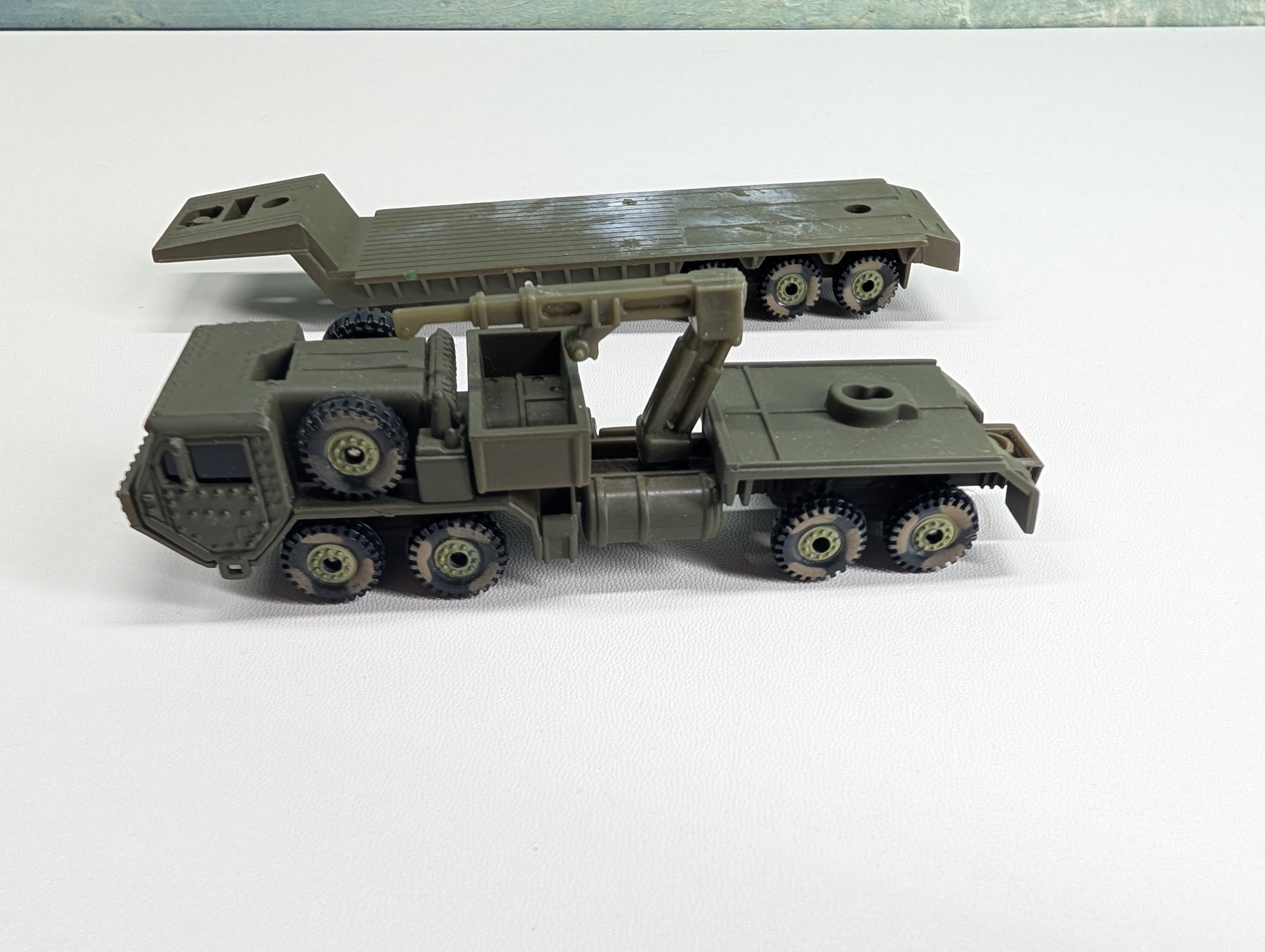 USED Boley HO Scale Military M983 Tractor w/ Crane & Gooseneck Flatbed Trailer