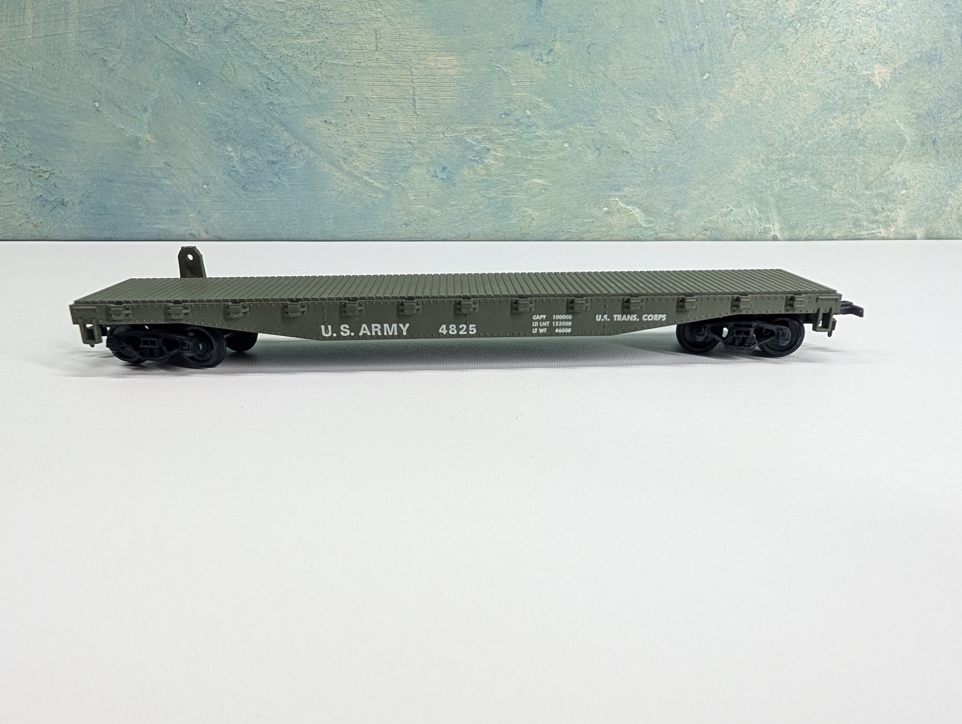 USED Cox HO Scale 50' Flat Car w/ Army Tank Load US Army 4825