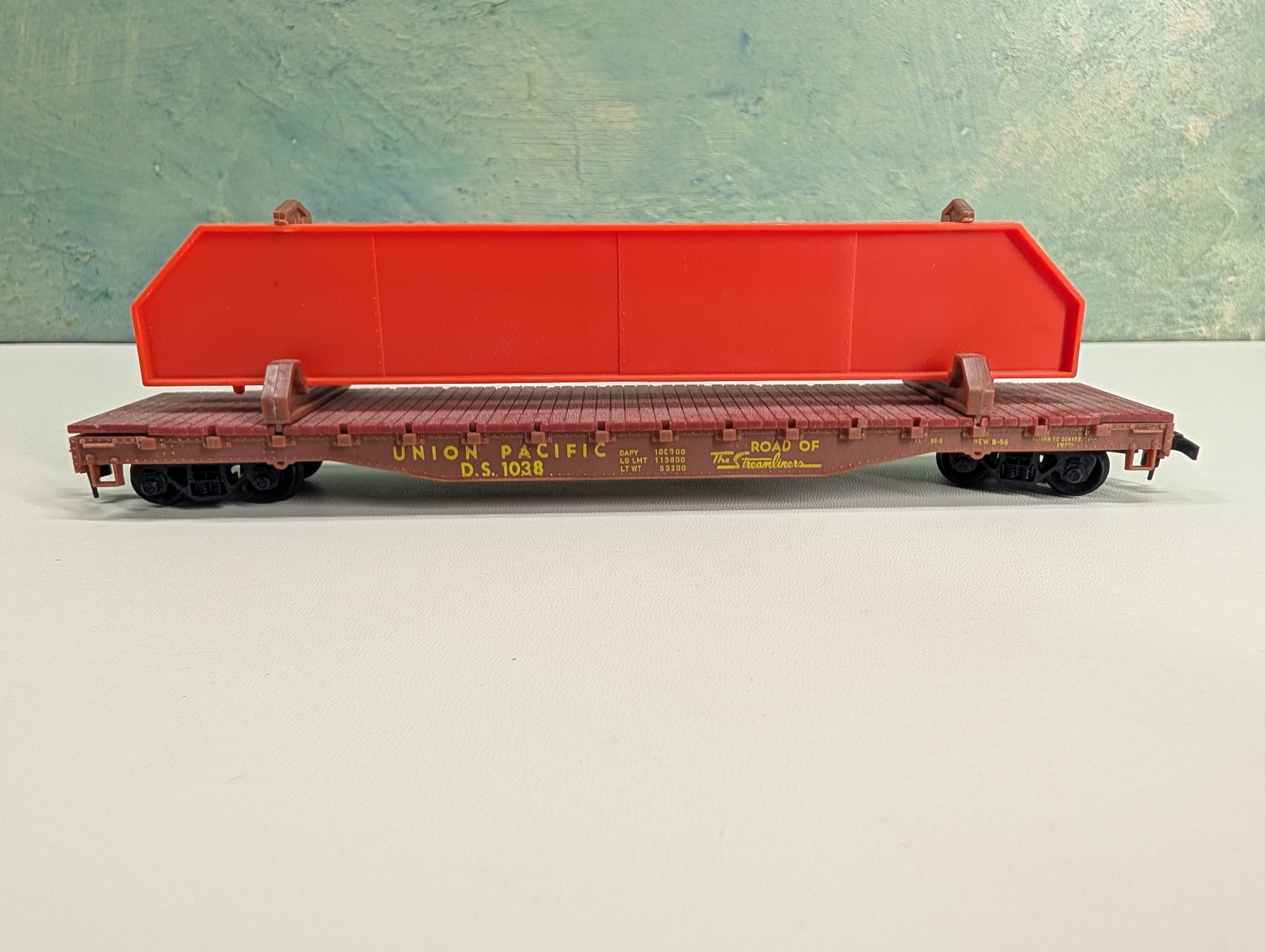 USED PEMCO HO Scale 54' Flat Car w/ I Beam Load Union Pacific DS #1038