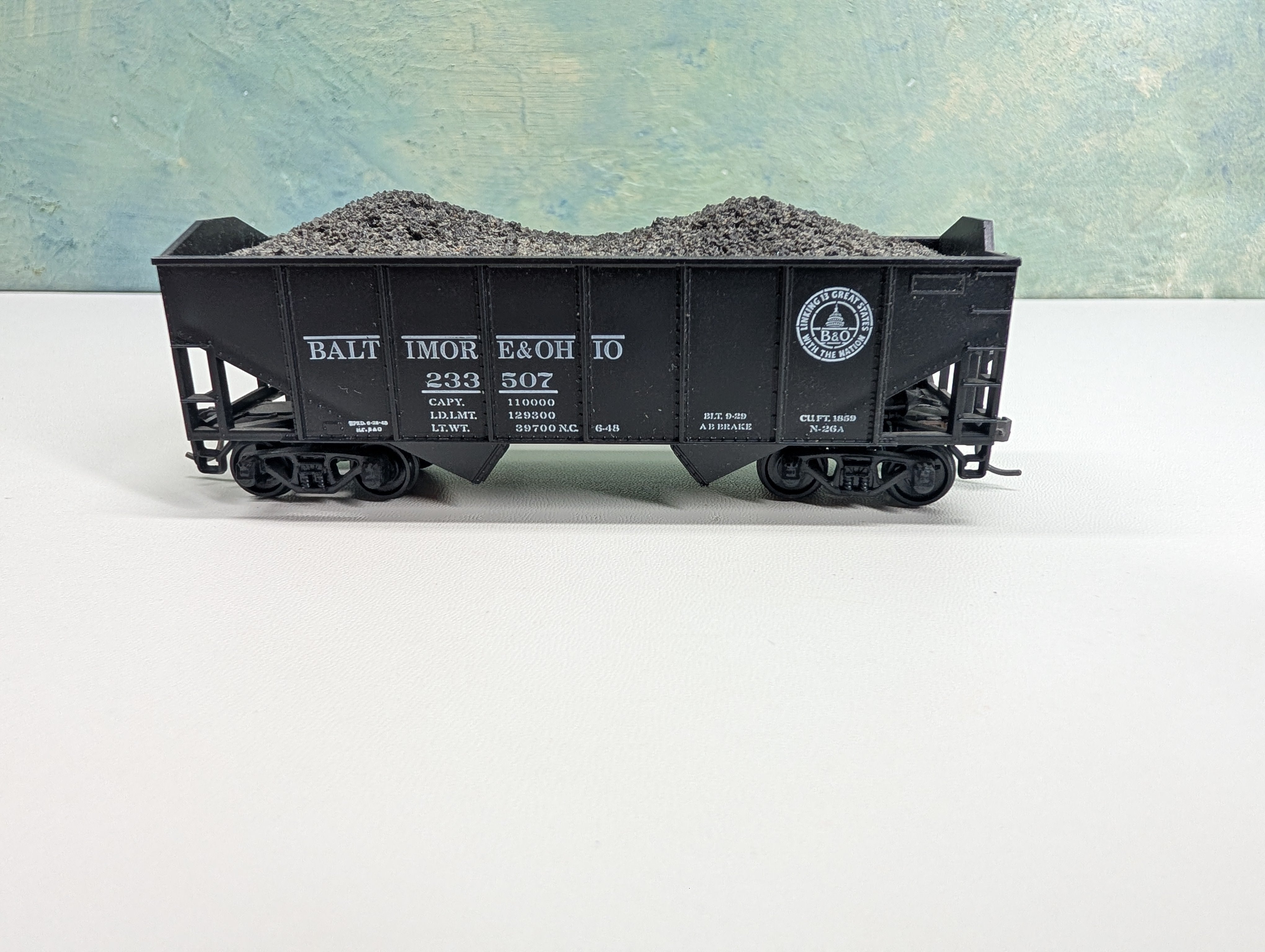 USED Athearn HO Scale 2 Bay Hopper w/ Load Baltimore and Ohio B&O #233507
