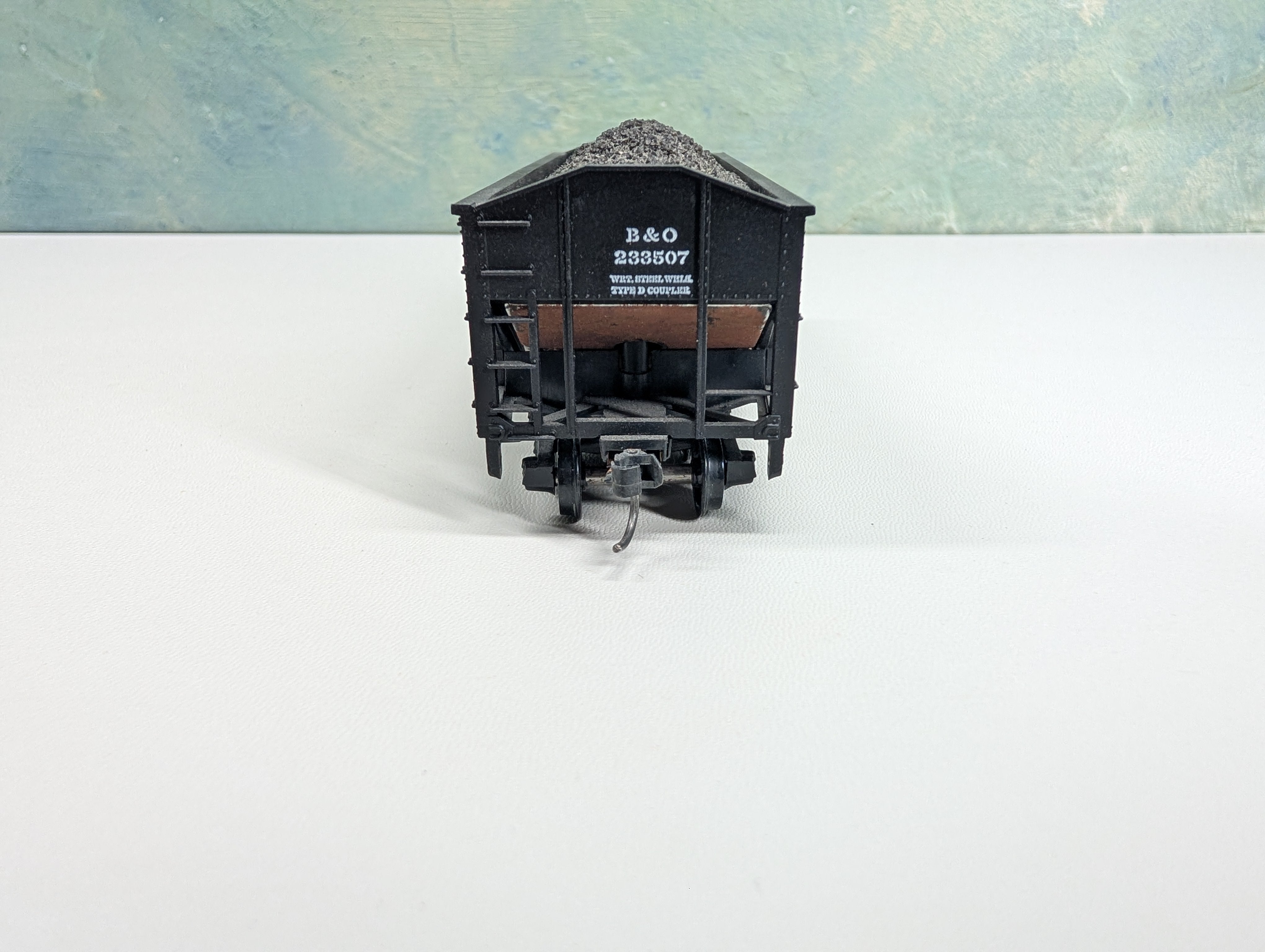 USED Athearn HO Scale 2 Bay Hopper w/ Load Baltimore and Ohio B&O #233507