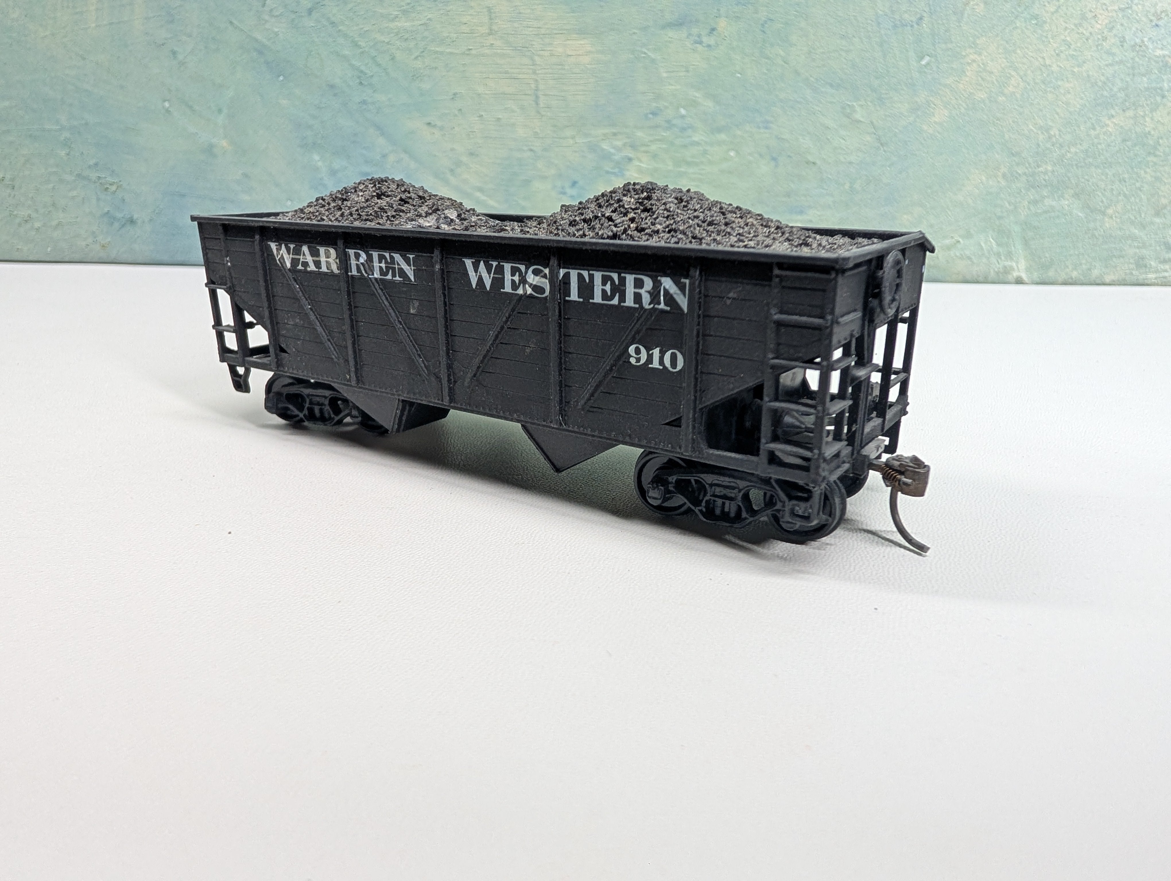 USED Athearn HO Scale 2 Bay OB Hopper w/ Load Warren Western #910 Decal