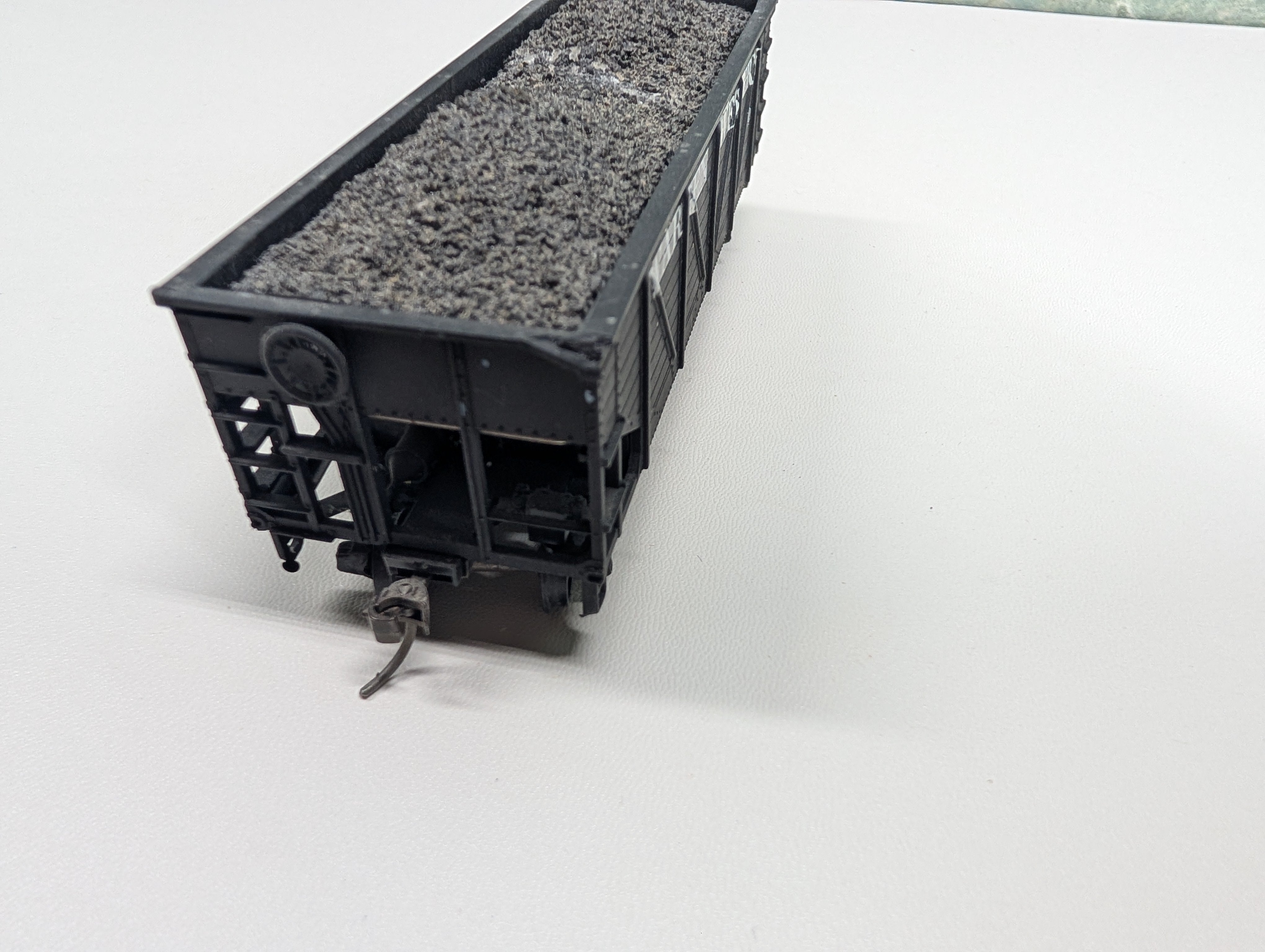 USED Athearn HO Scale 2 Bay OB Hopper w/ Load Warren Western #910 Decal
