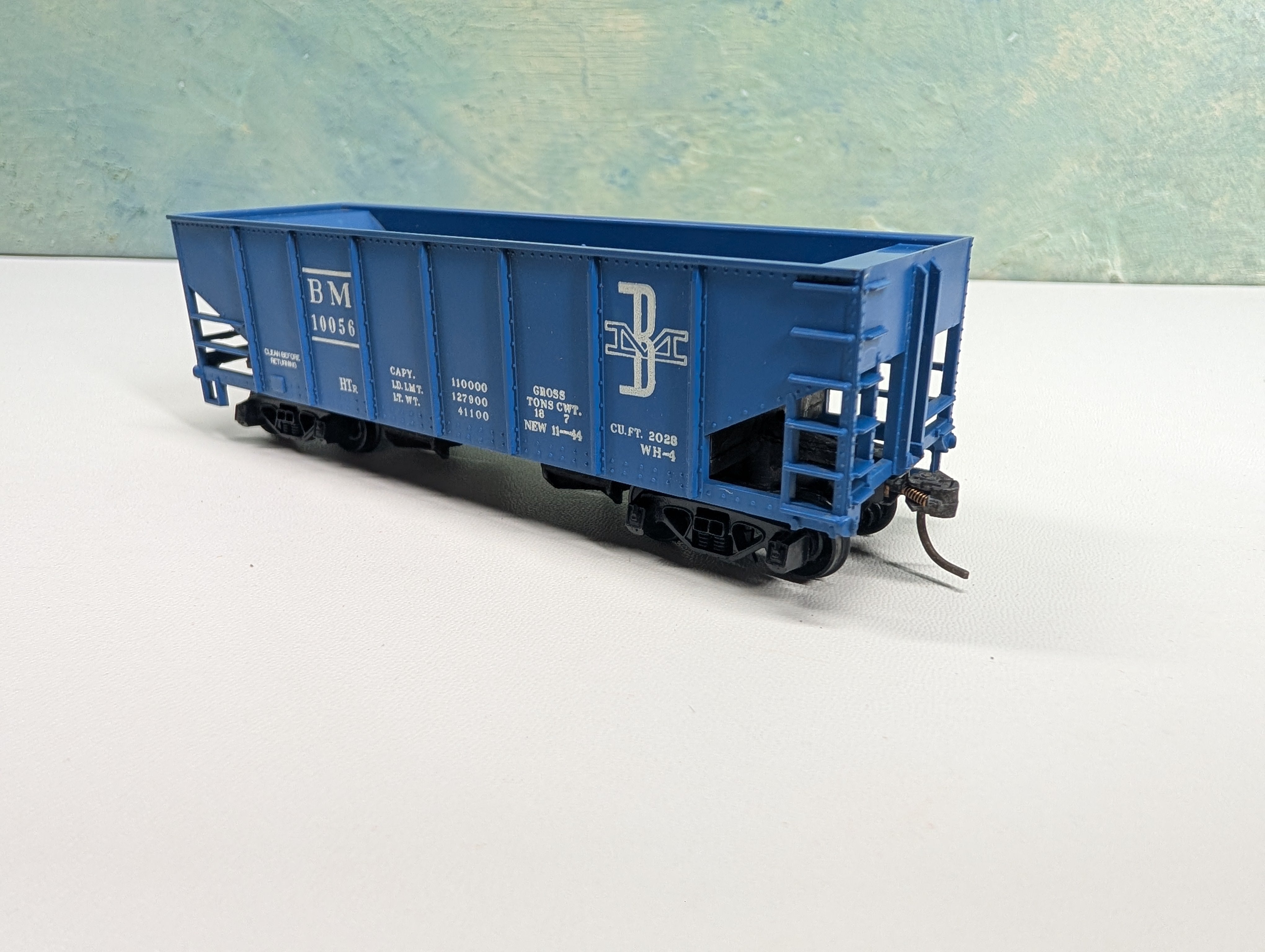 USED Tyco HO Scale Operating 2 Bay Hopper Boston and Maine BM #10056