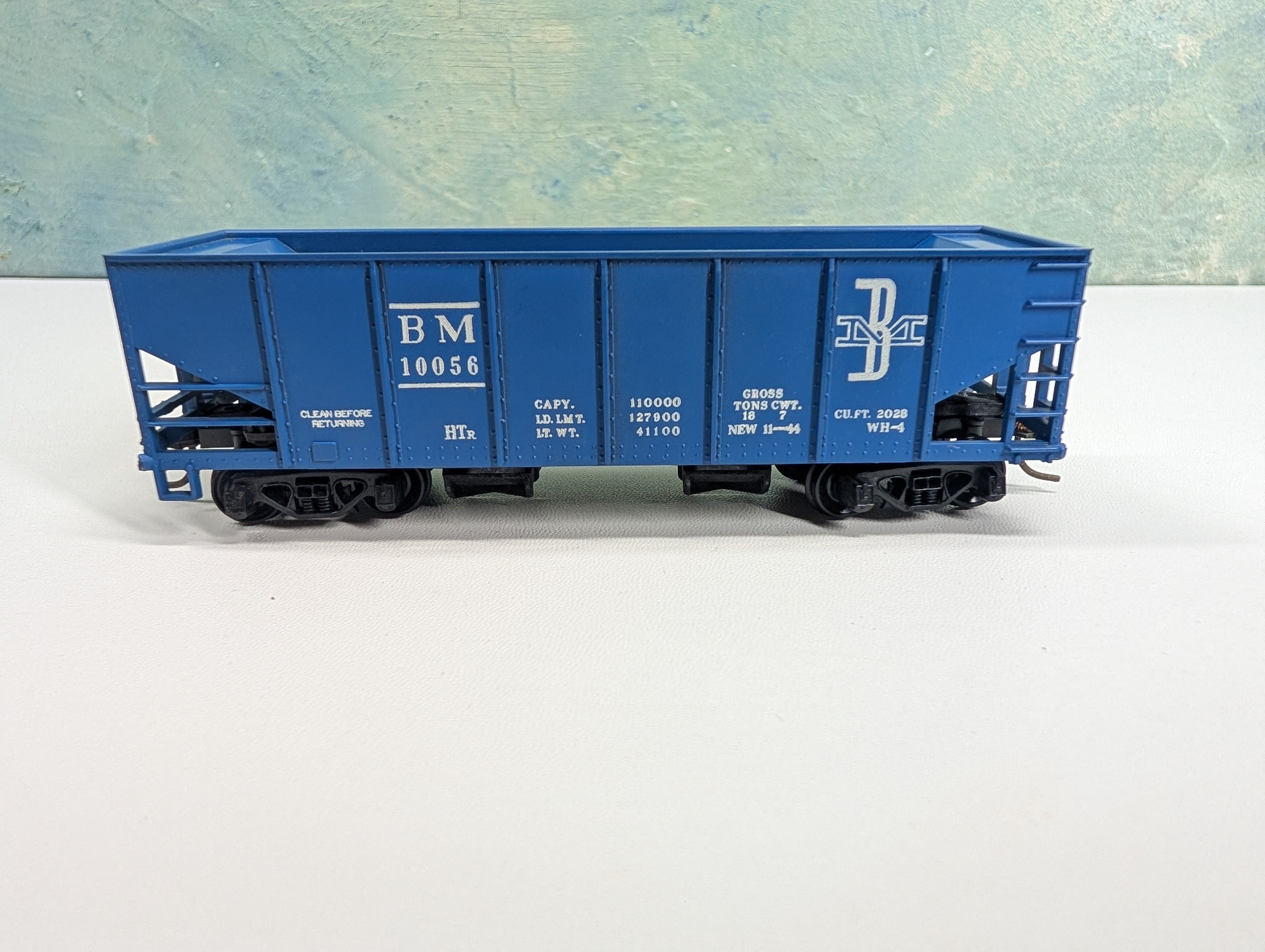 USED Tyco HO Scale Operating 2 Bay Hopper Boston and Maine BM #10056