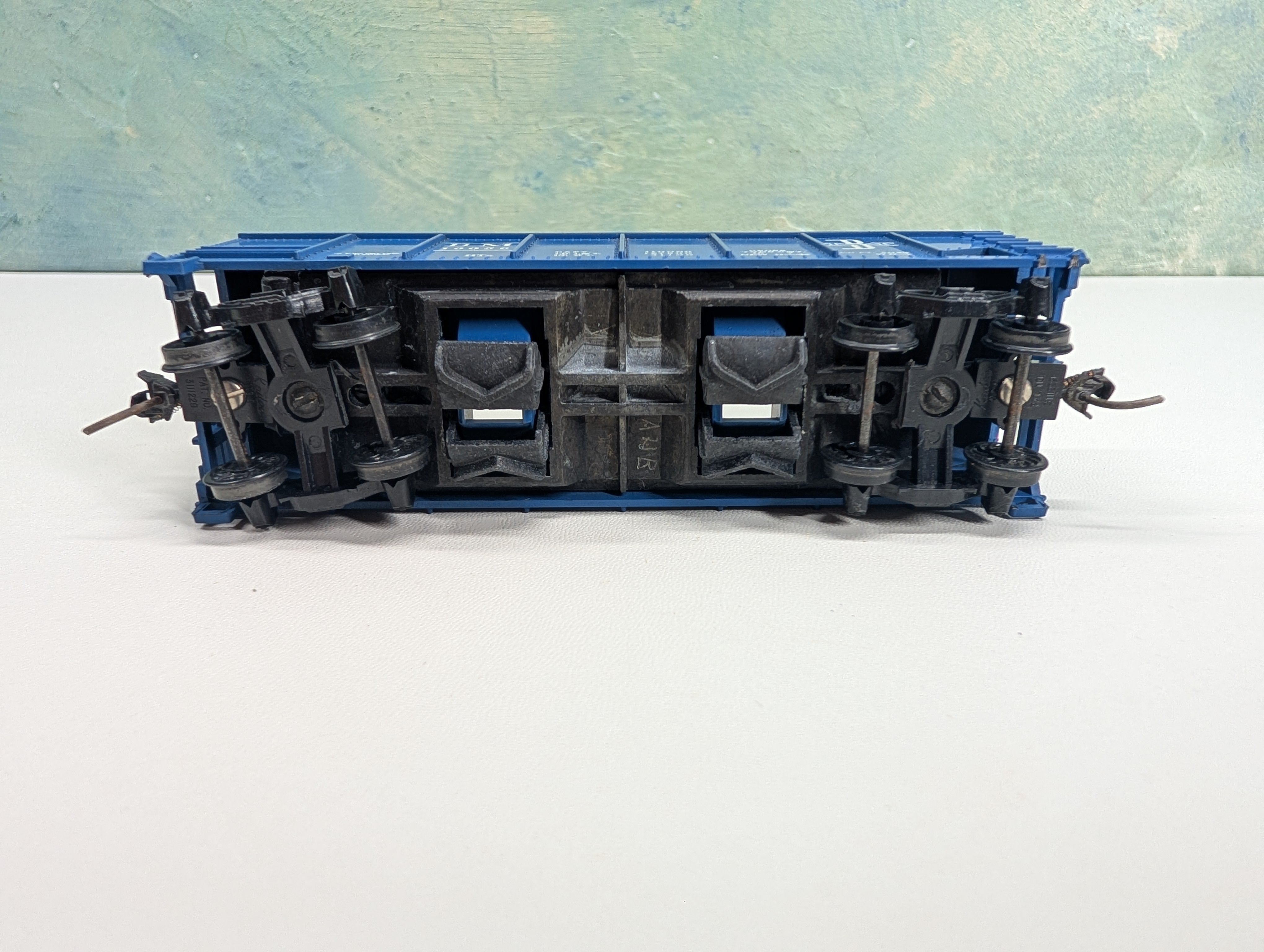 USED Tyco HO Scale Operating 2 Bay Hopper Boston and Maine BM #10056