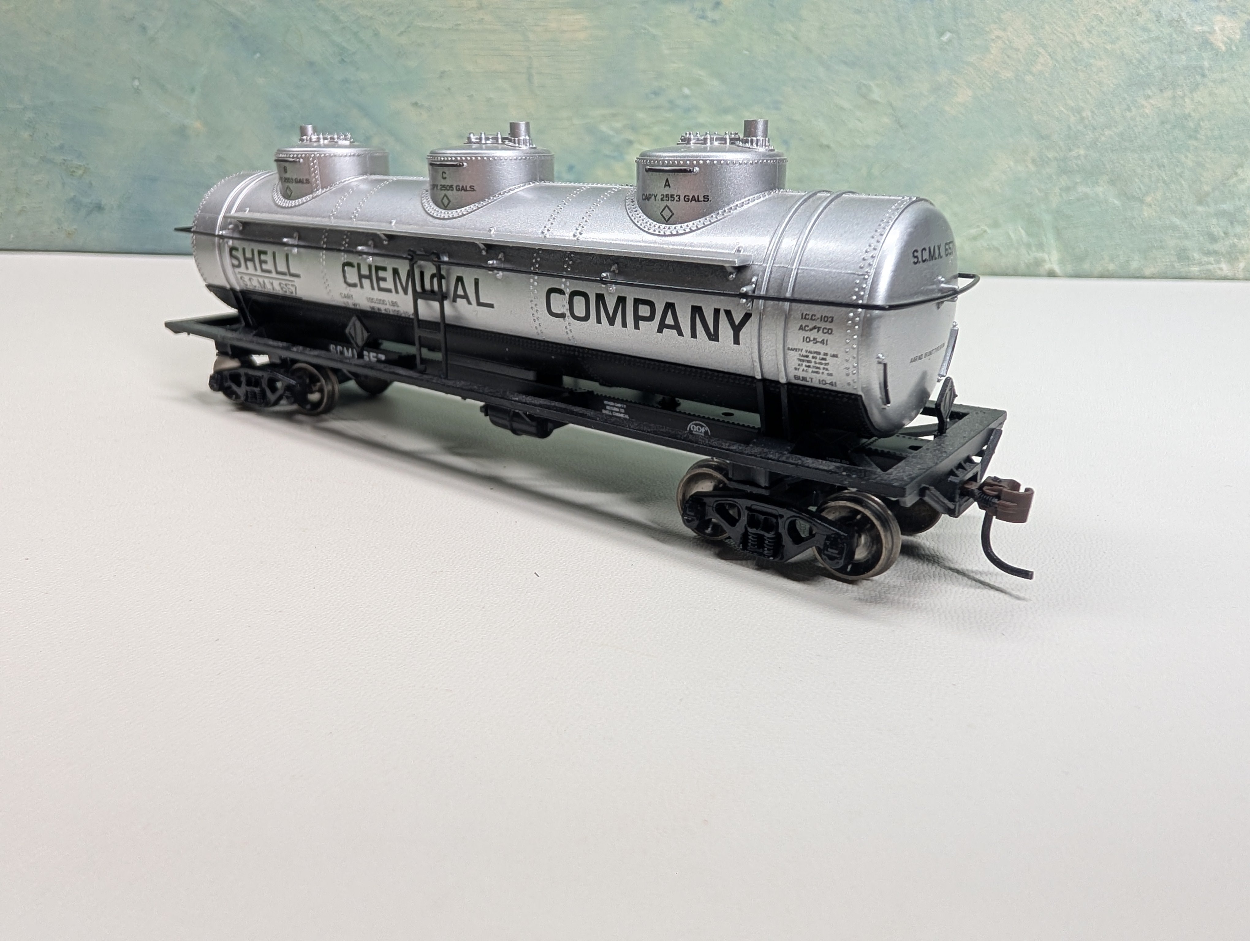 USED Athearn HO Scale Triple Dome Tank Car Shell SCMX #657 Metal Wheels