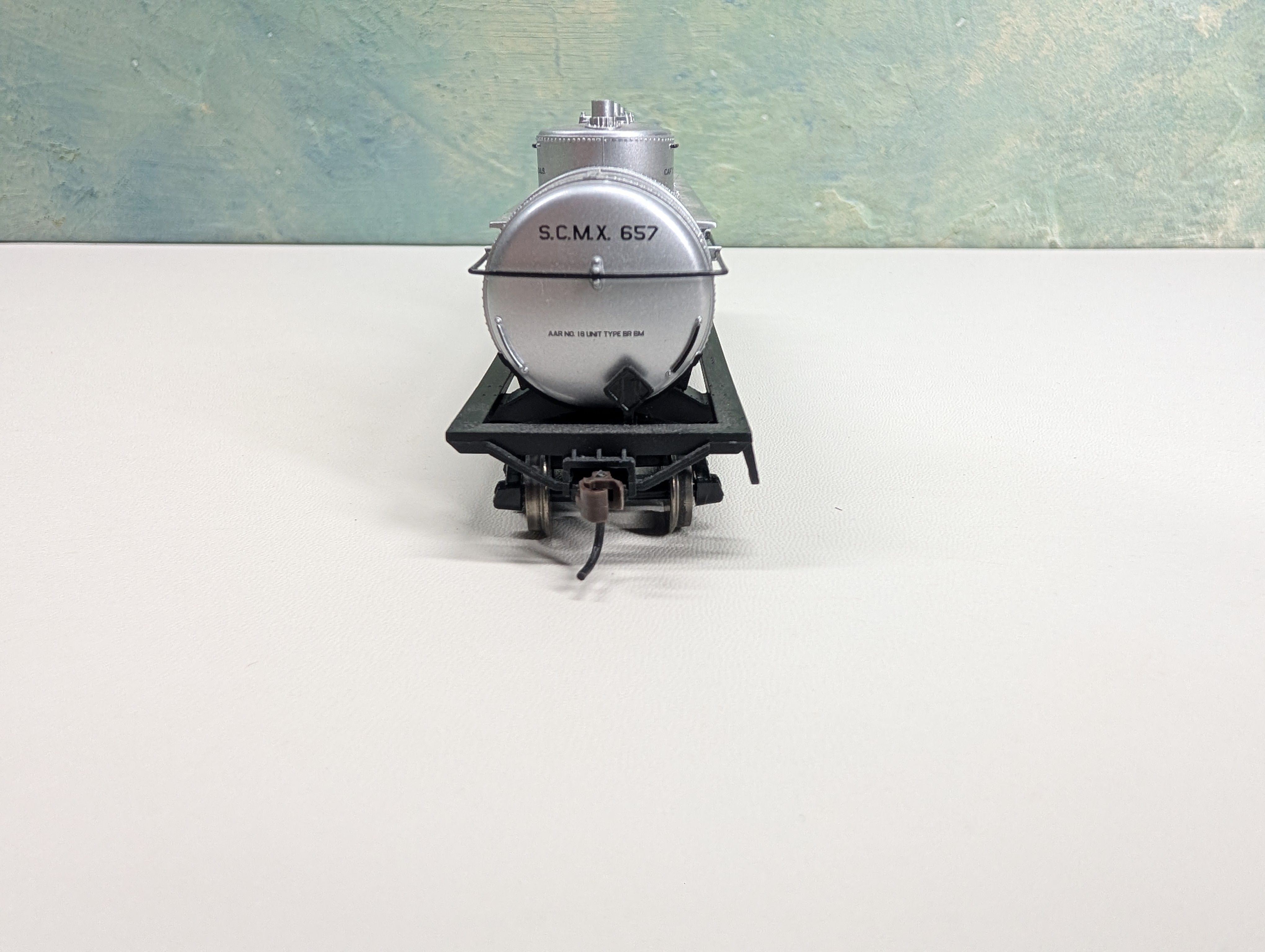 USED Athearn HO Scale Triple Dome Tank Car Shell SCMX #657 Metal Wheels