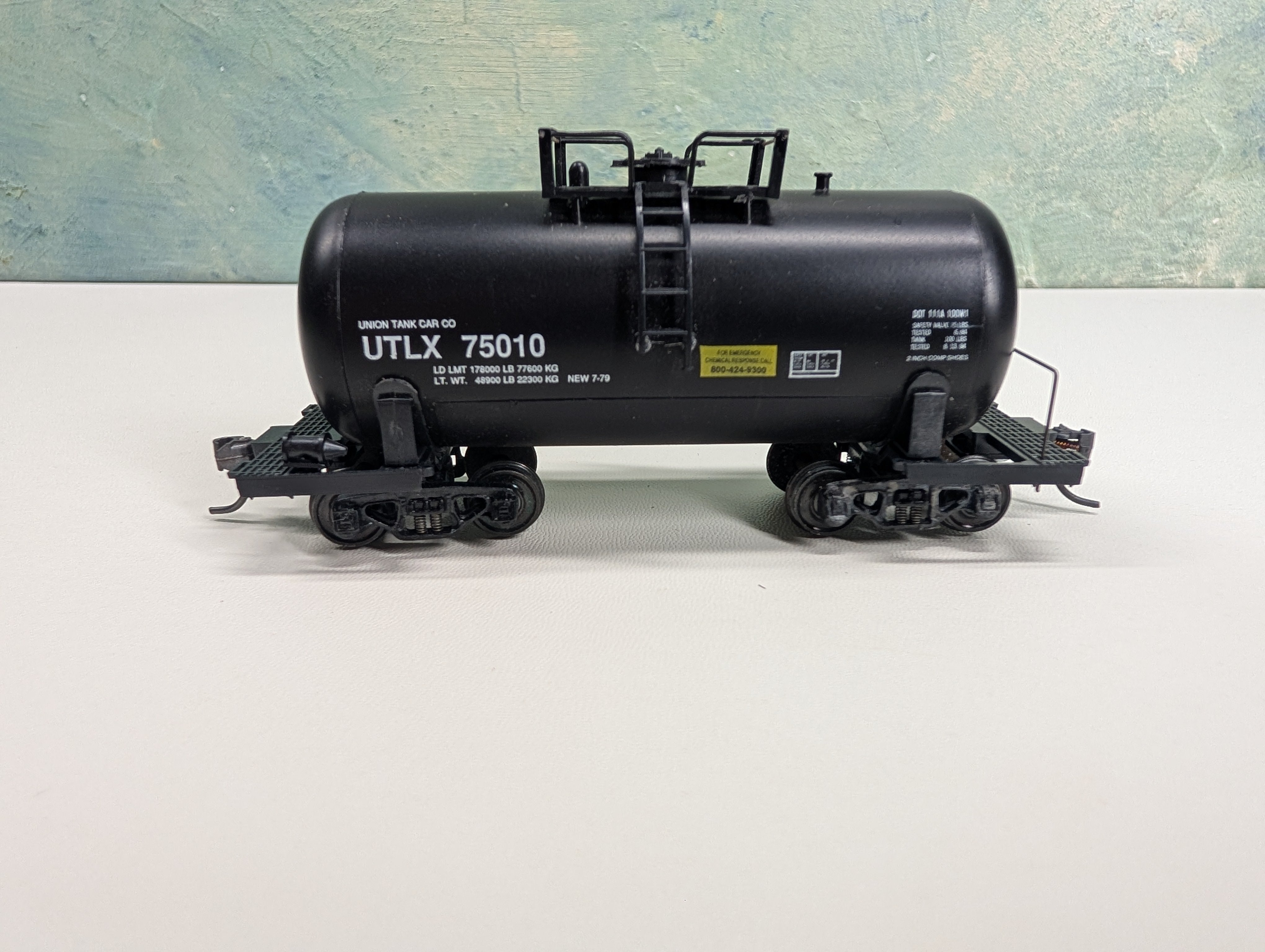 USED Walthers HO Scale Shorty Tank Car UTLX #75010