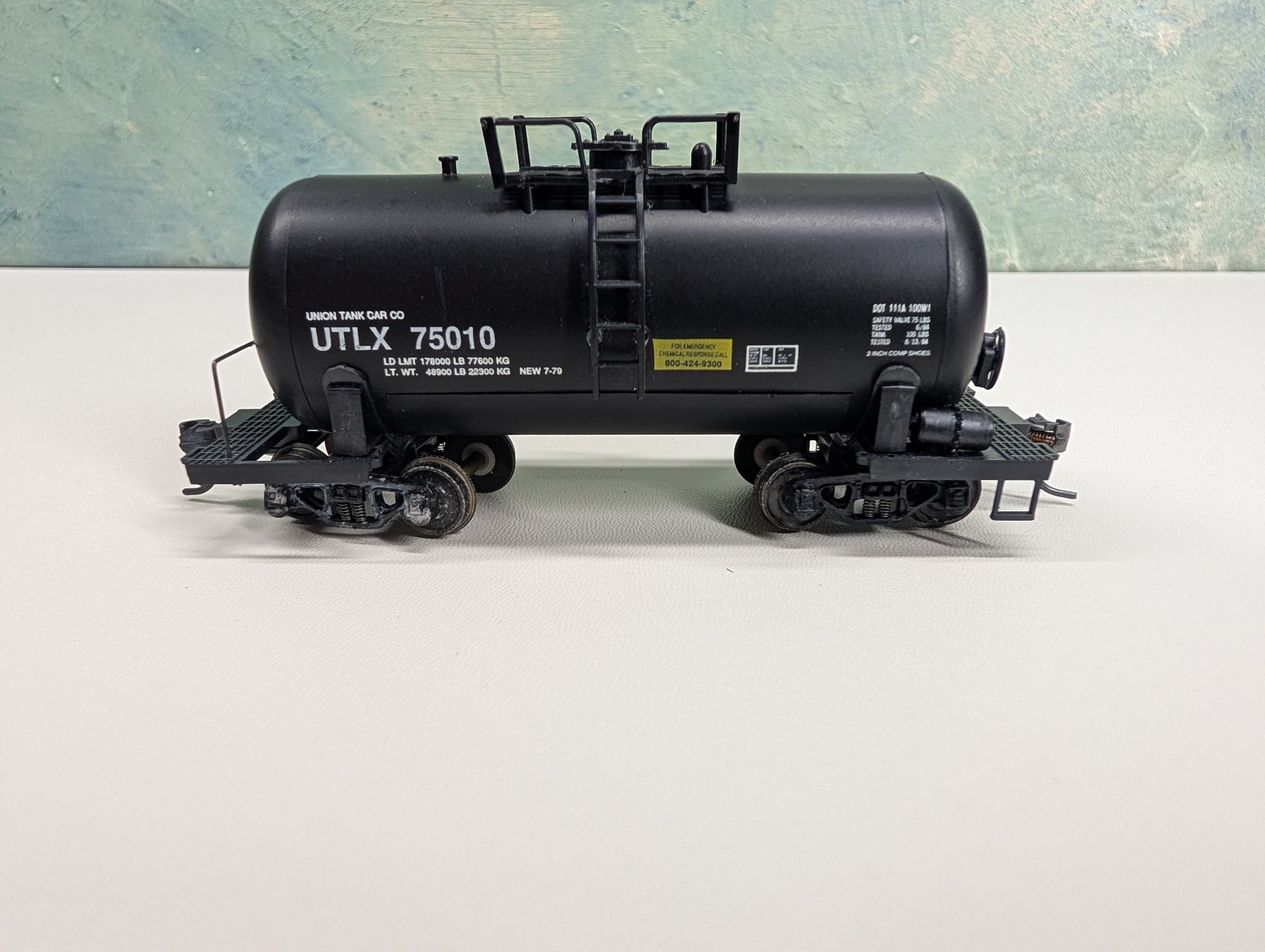 USED Walthers HO Scale Shorty Tank Car UTLX #75010