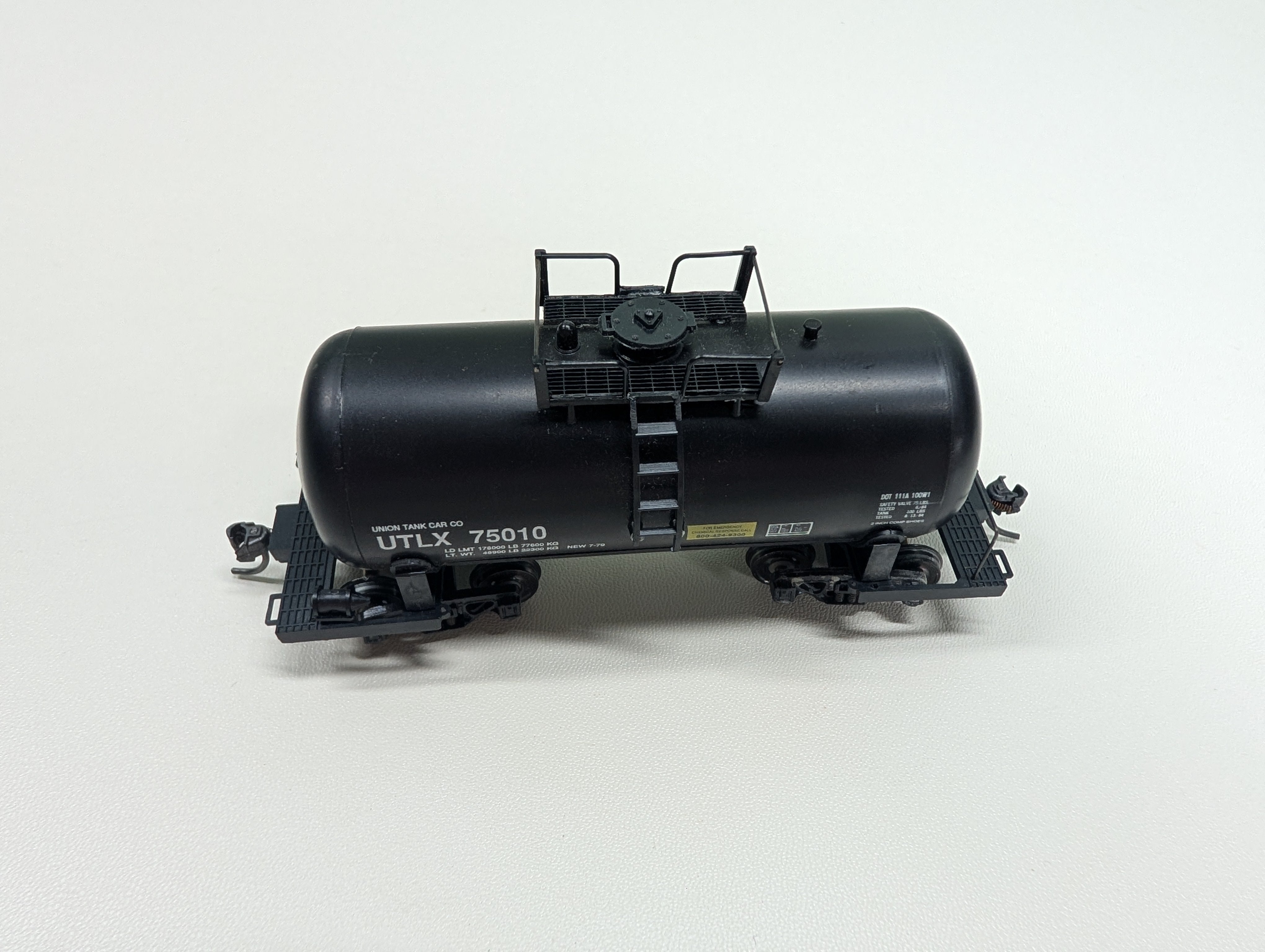 USED Walthers HO Scale Shorty Tank Car UTLX #75010