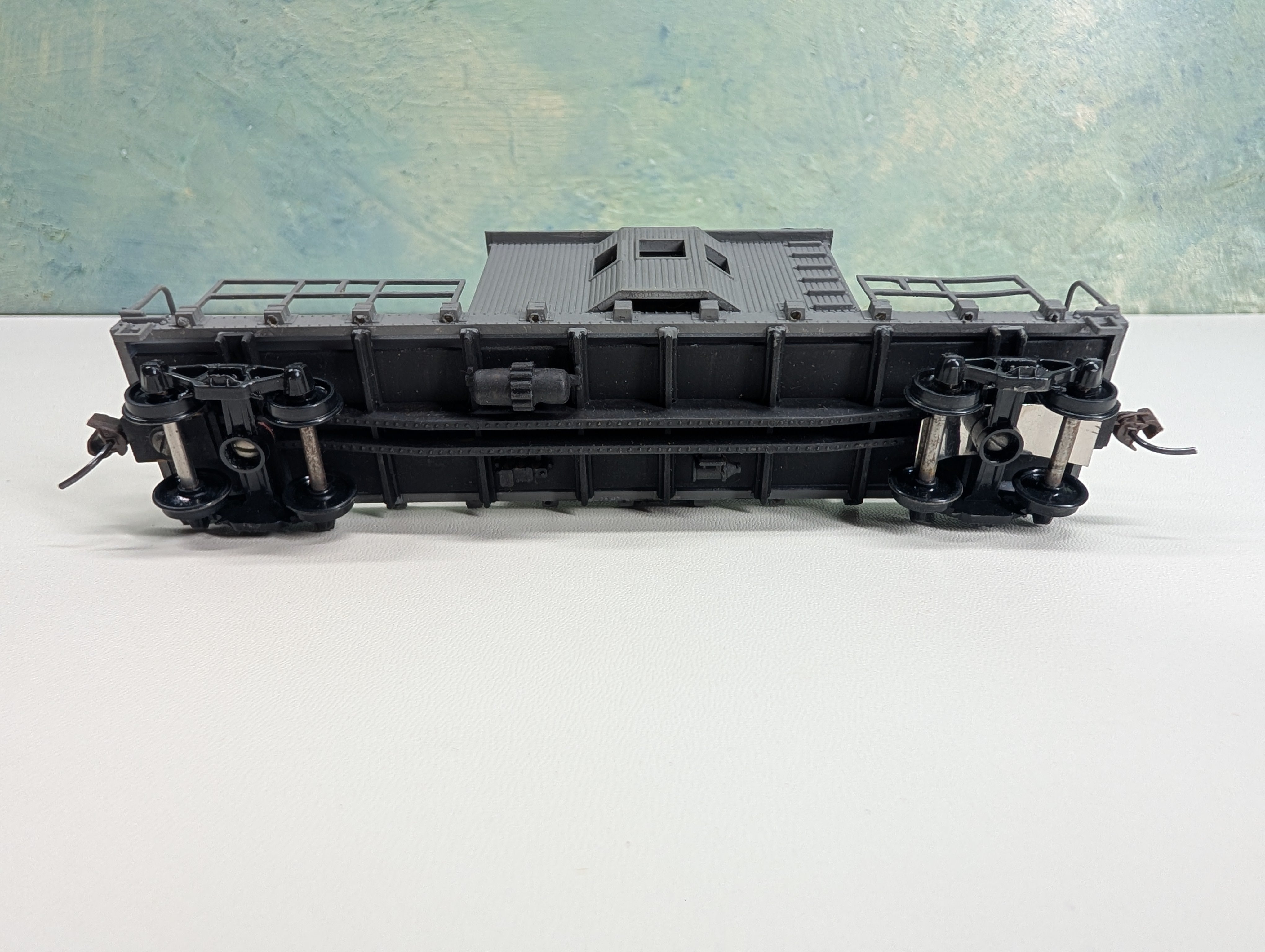 USED HO Scale Undecorated MOW Transfer Caboose, Bay Window