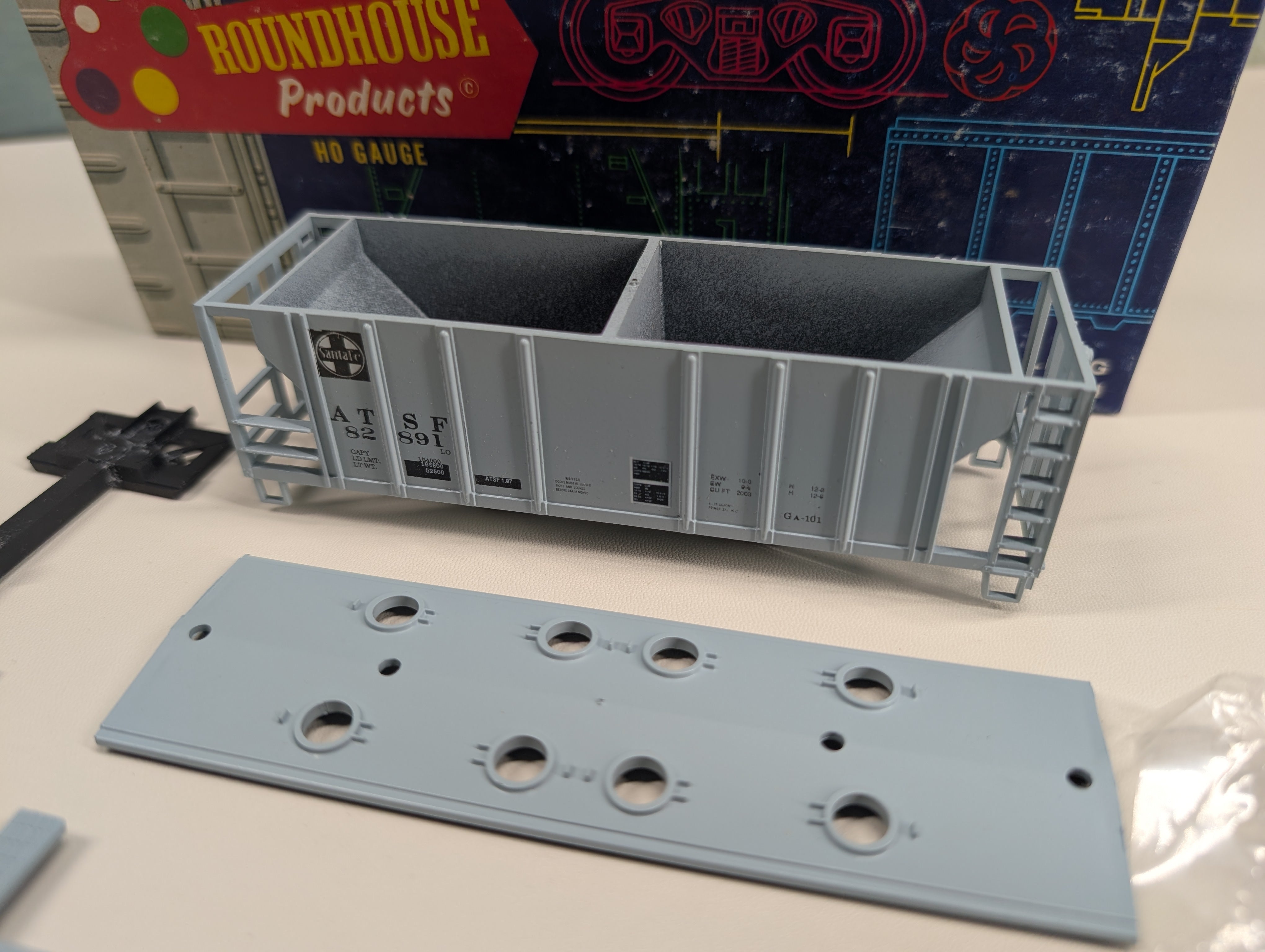 USED Roundhouse HO Scale 2 Bay Covered Hopper Santa Fe ATSF #82891 KIT