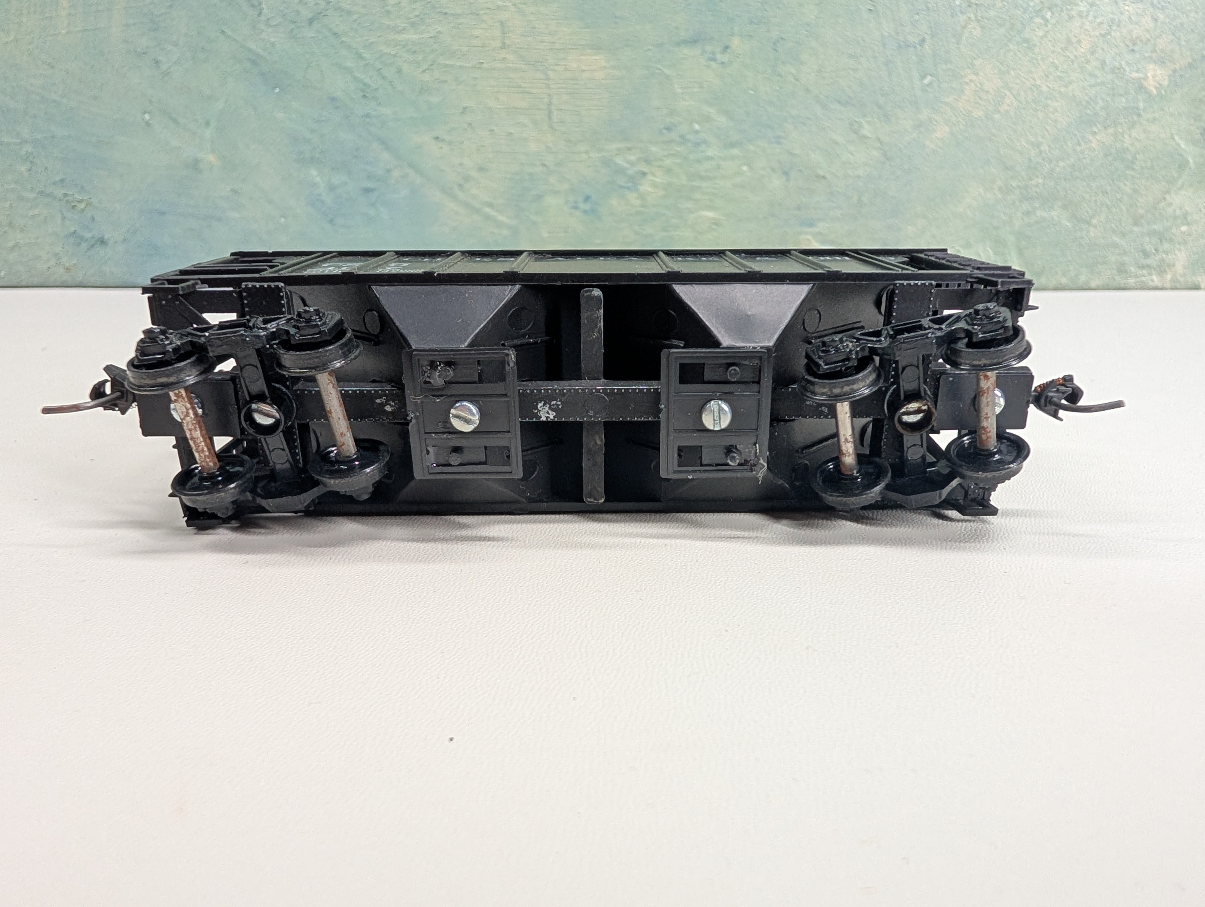 USED Roundhouse HO Scale 2 Bay Covered Hopper Chesapeake and Ohio C&O #407