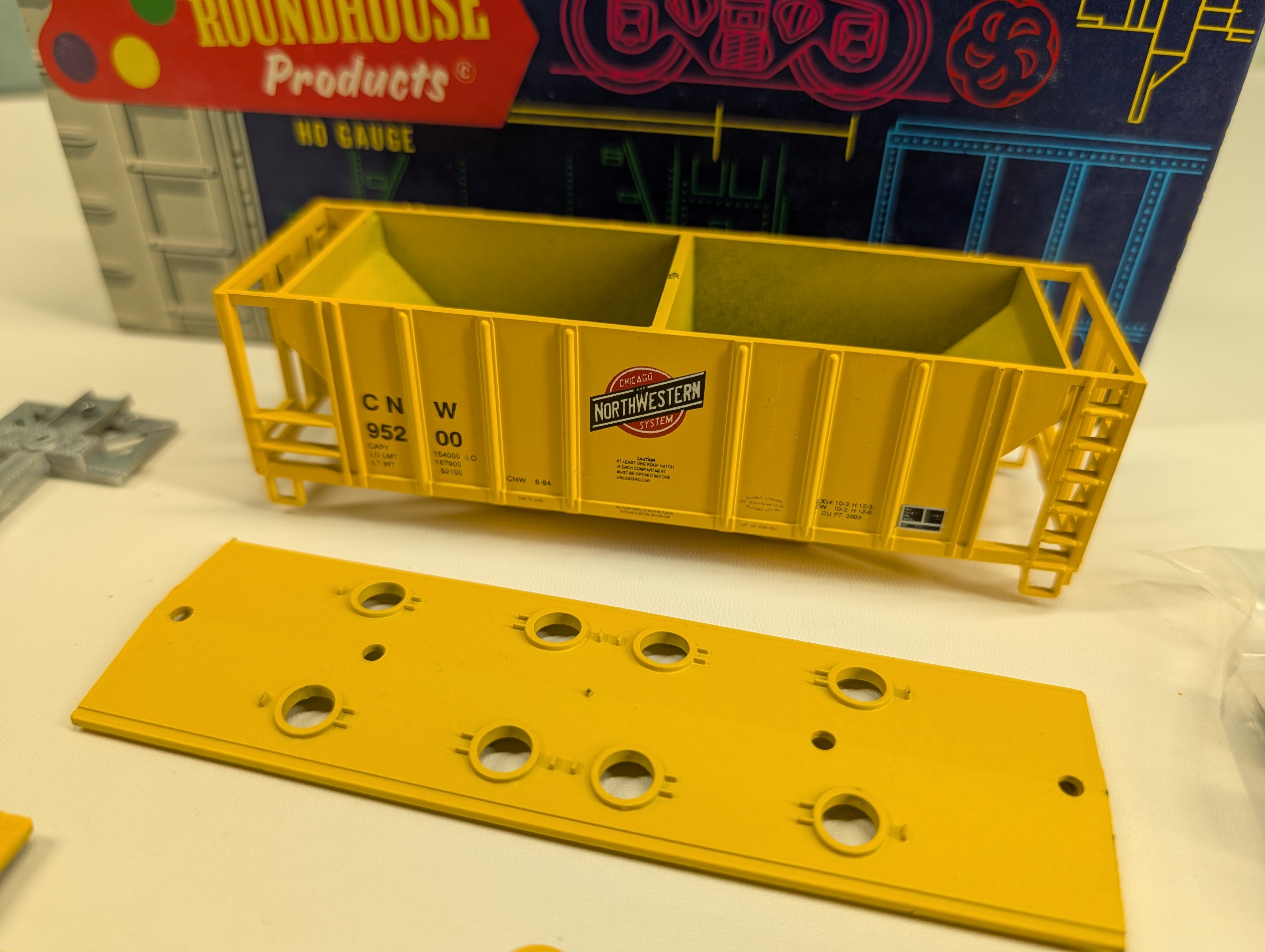 USED Roundhouse HO Scale 2 Bay Covered Hopper Chicago & North Western CNW #95200 KIT