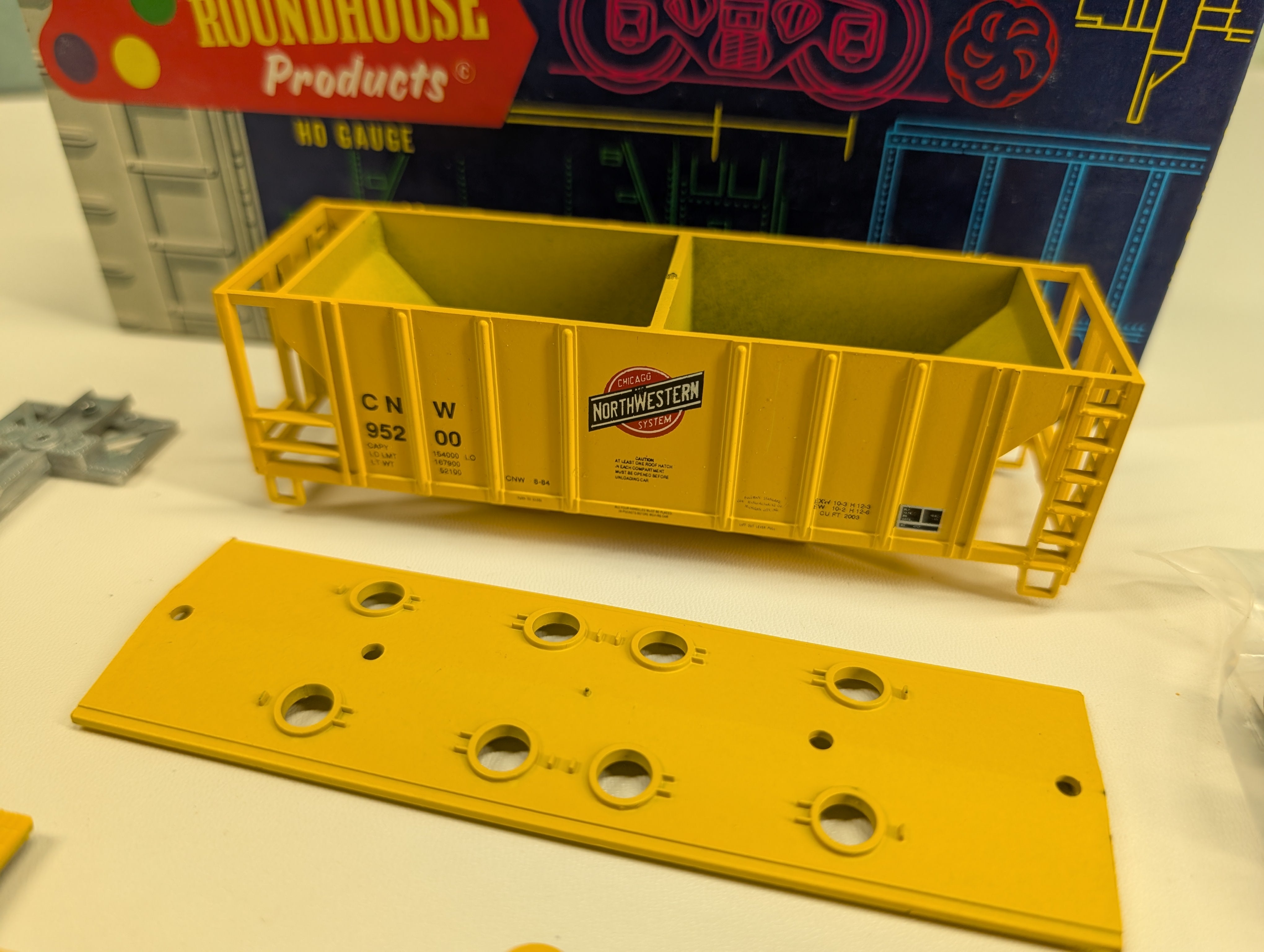 USED Roundhouse HO Scale 2 Bay Covered Hopper Chicago & North Western CNW #95200 KIT