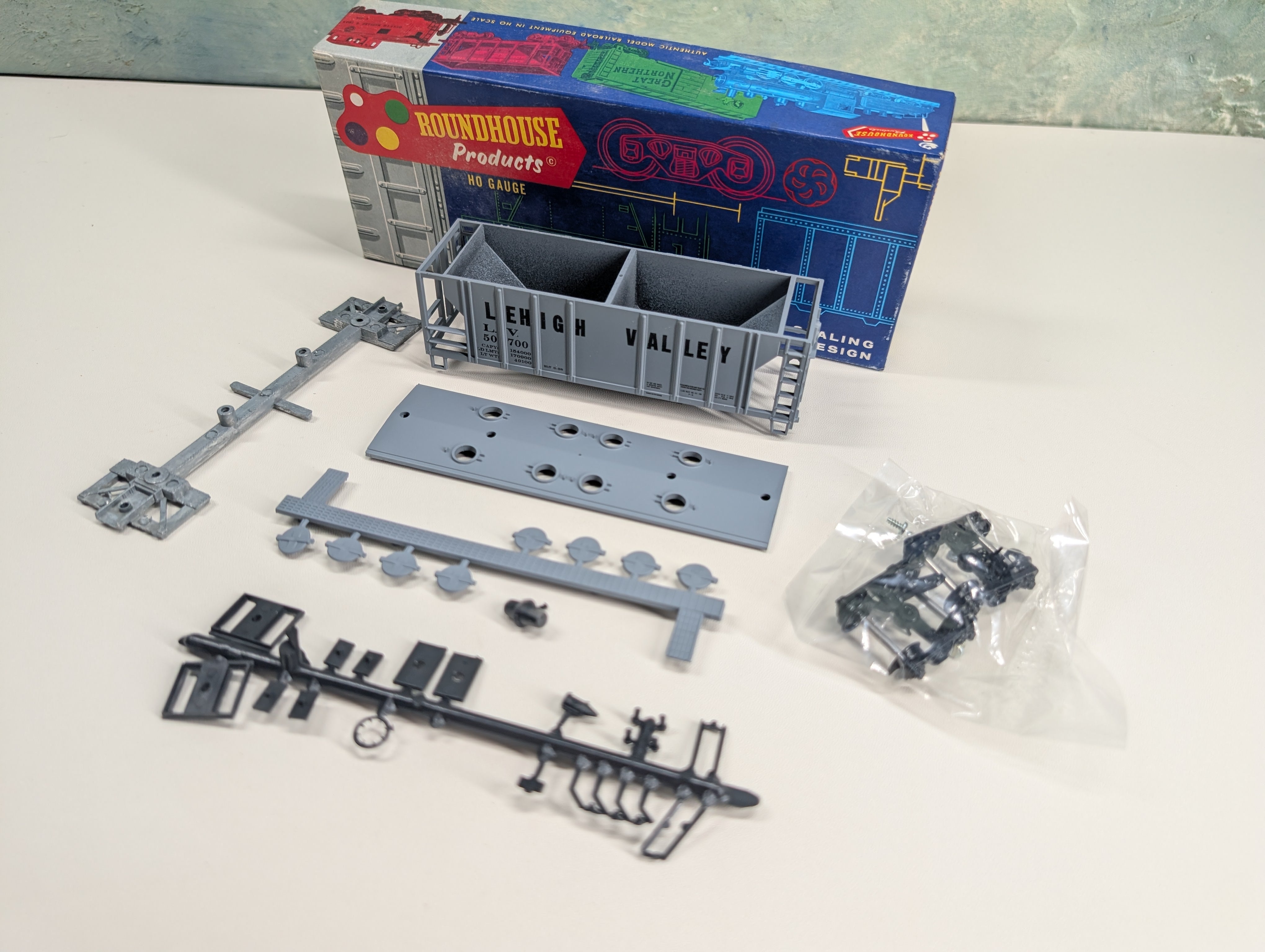 USED Roundhouse HO Scale 2 Bay Covered Hopper Lehigh Valley LV #50700 KIT