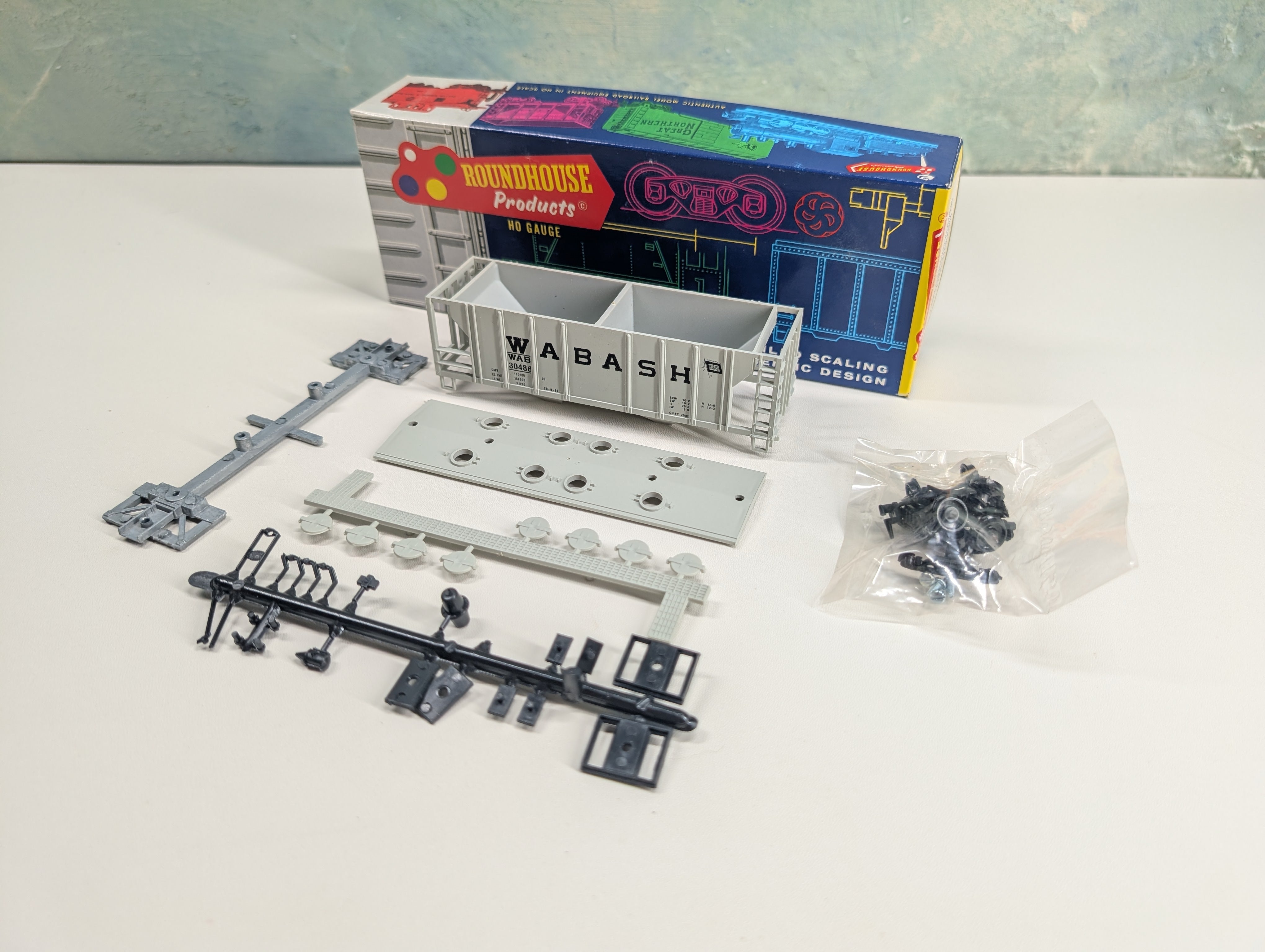 USED Roundhouse HO Scale 2 Bay Covered Hopper Wabash WAB #30488 KIT