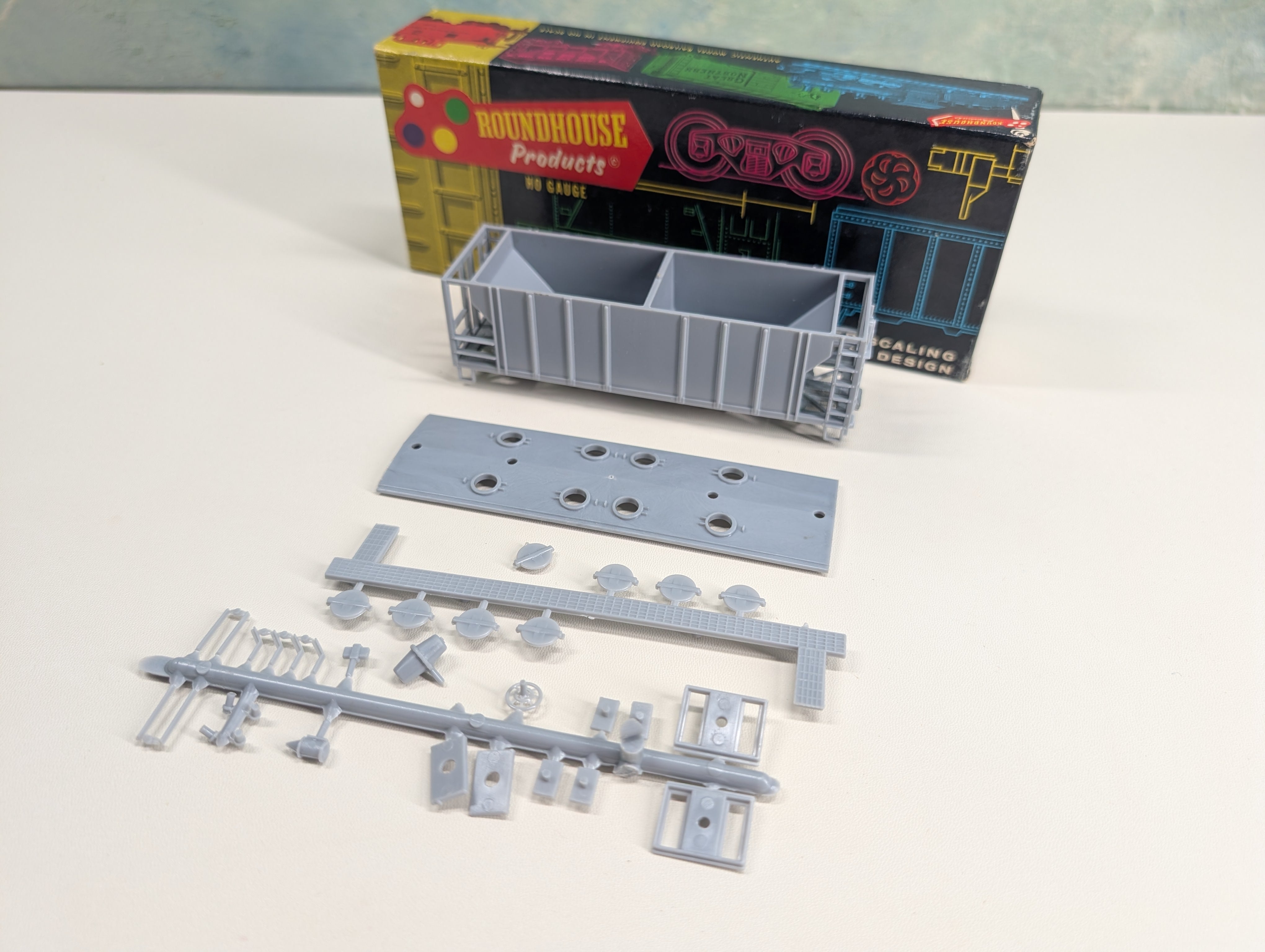 USED Roundhouse HO Scale 2 Bay Covered Hopper Undecorated Gray KIT