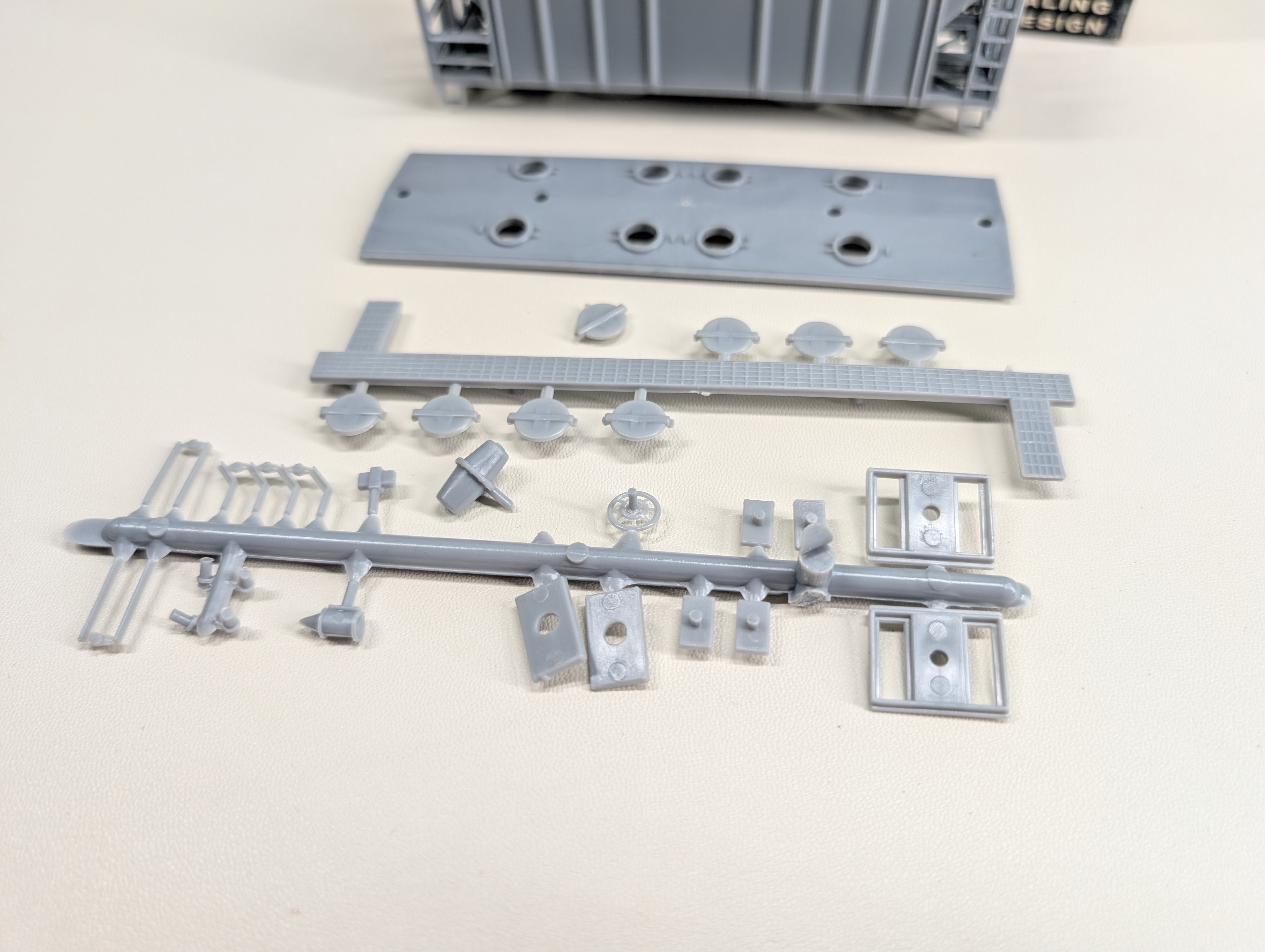 USED Roundhouse HO Scale 2 Bay Covered Hopper Undecorated Gray KIT