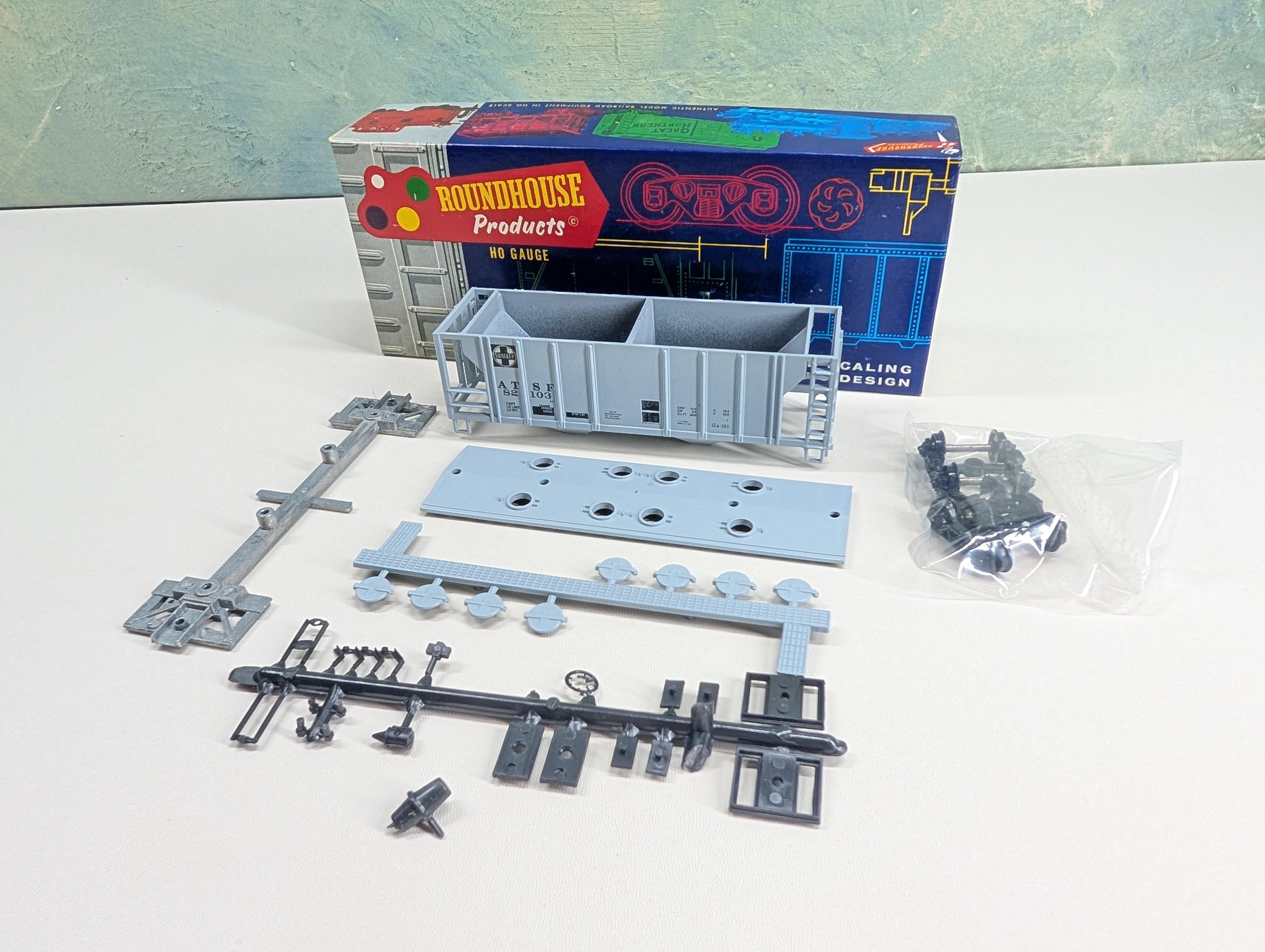 USED Roundhouse HO Scale 2 Bay Covered Hopper Santa Fe ATSF #82103 KIT