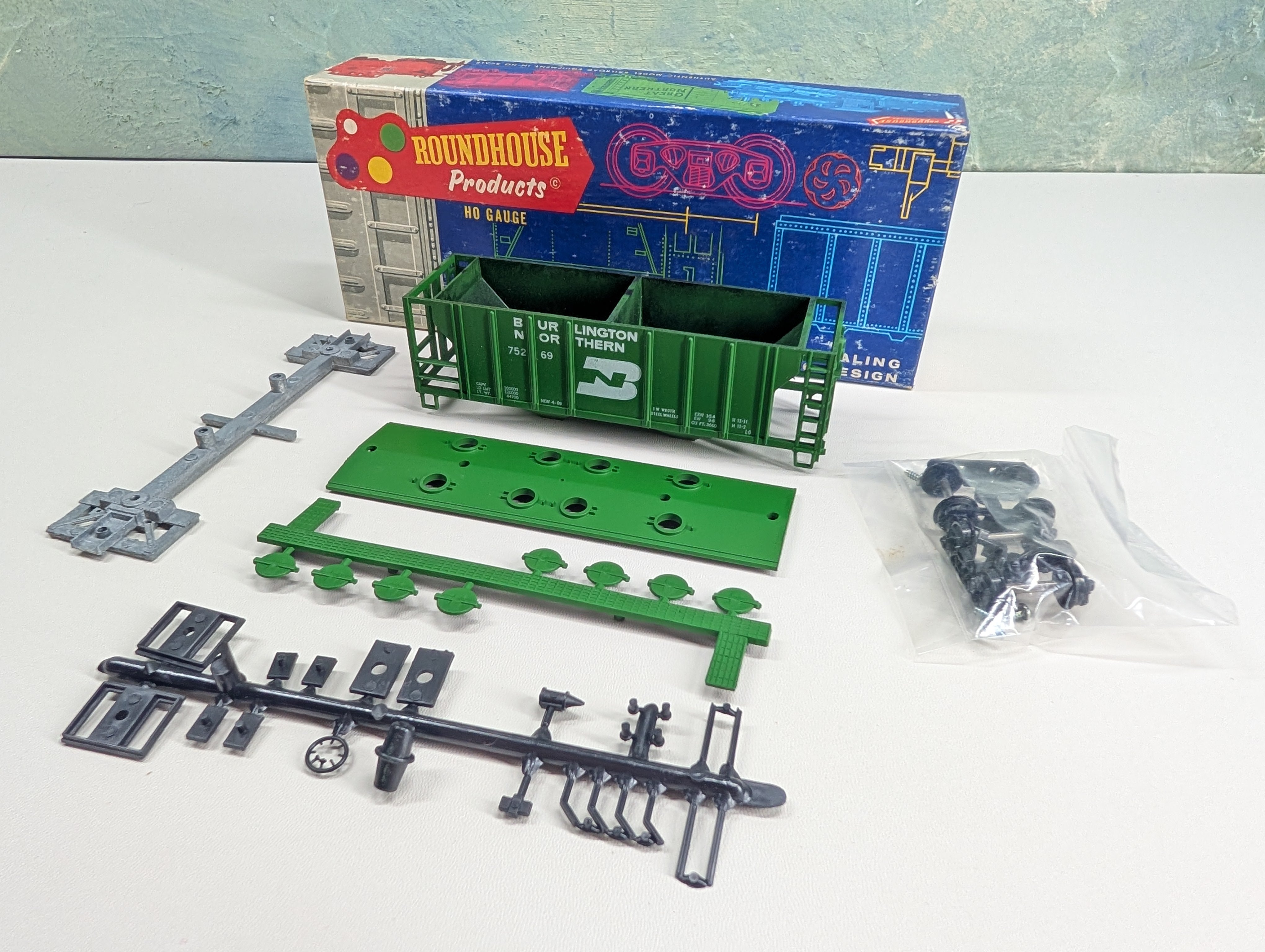 USED Roundhouse HO Scale 2 Bay Covered Hopper Burlington Northern BN #75269 KIT