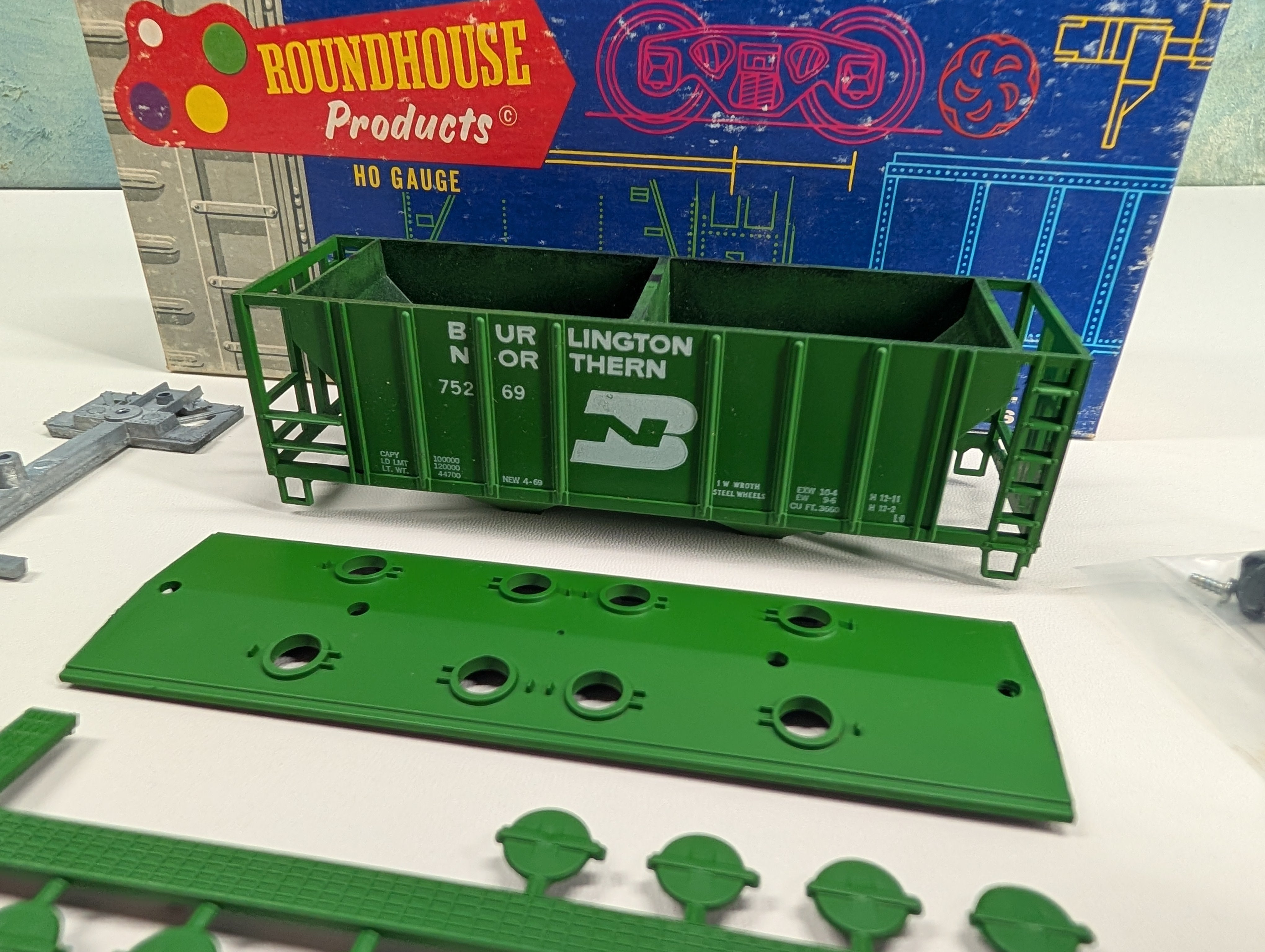 USED Roundhouse HO Scale 2 Bay Covered Hopper Burlington Northern BN #75269 KIT