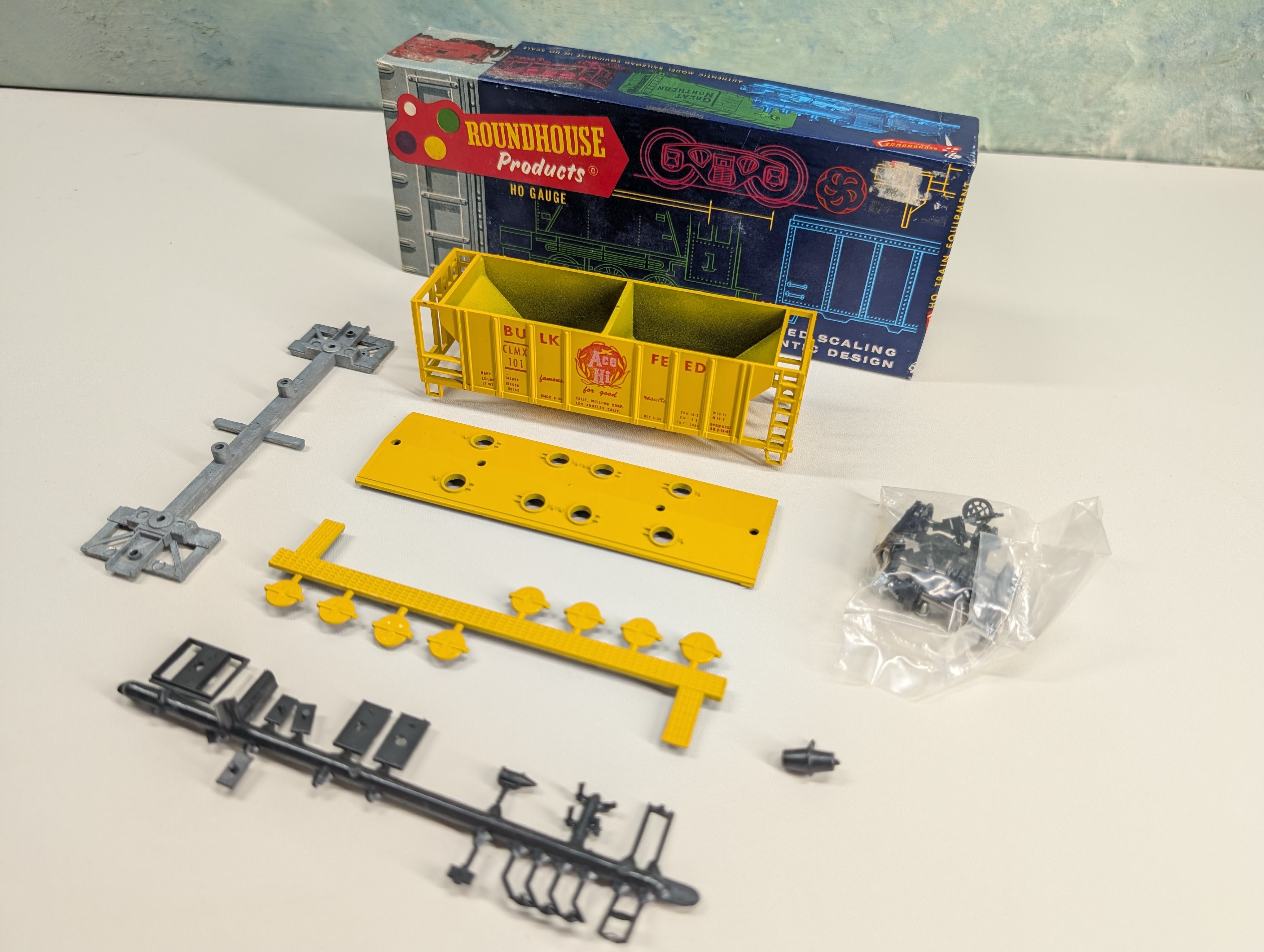 USED Roundhouse HO Scale 2 Bay Covered Hopper Ace Hi Feed CLMX #101 KIT