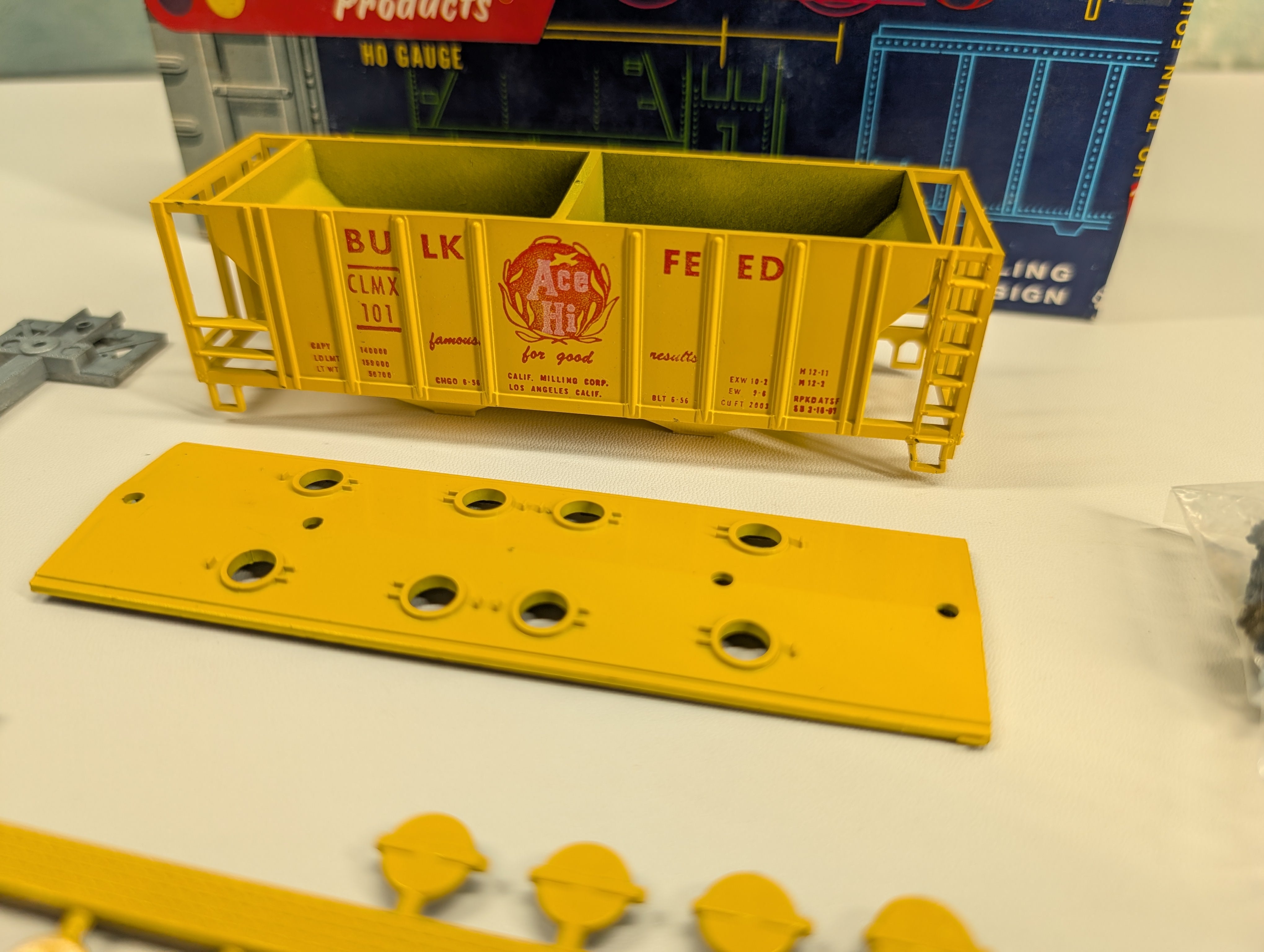 USED Roundhouse HO Scale 2 Bay Covered Hopper Ace Hi Feed CLMX #101 KIT