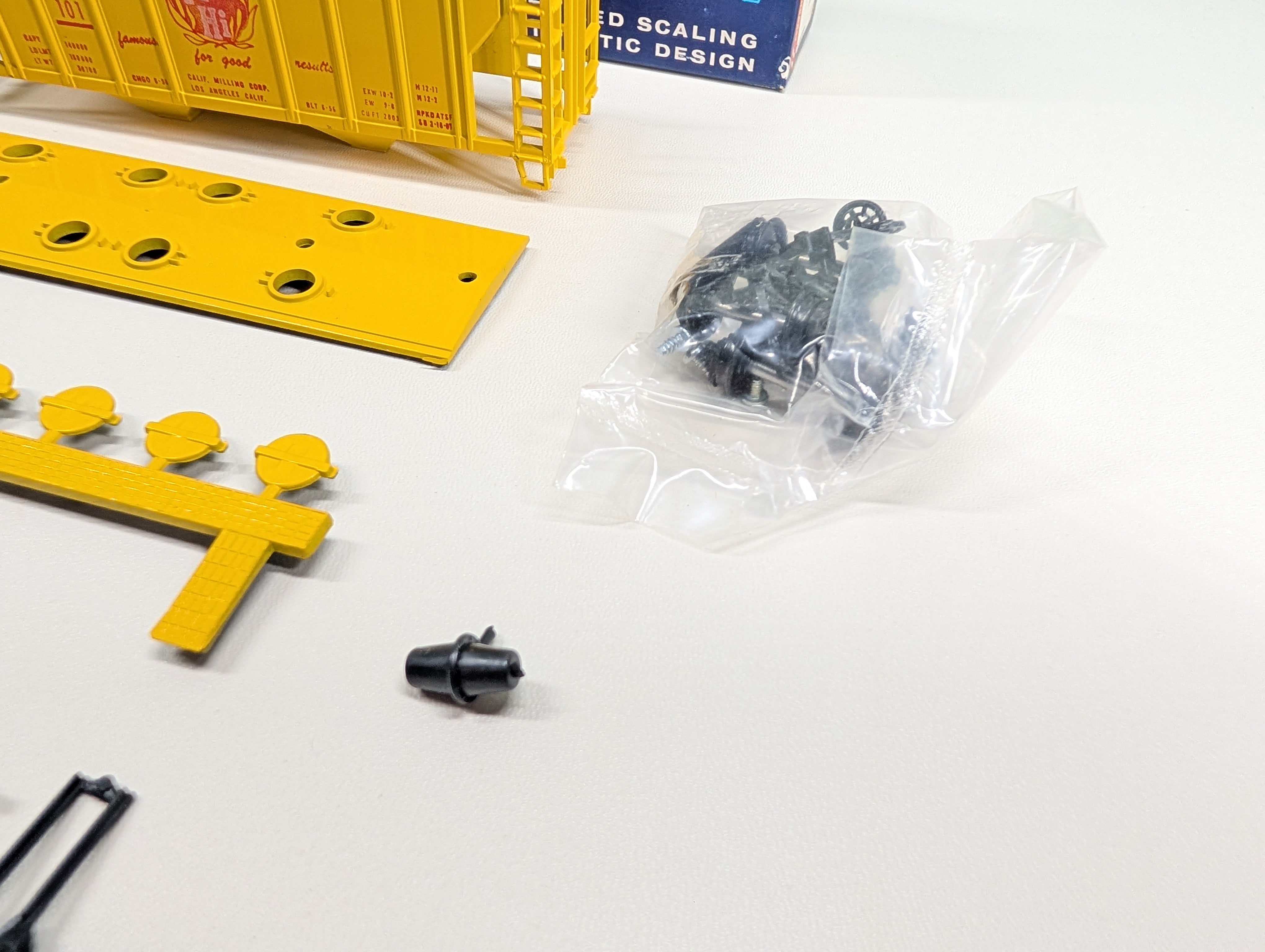 USED Roundhouse HO Scale 2 Bay Covered Hopper Ace Hi Feed CLMX #101 KIT