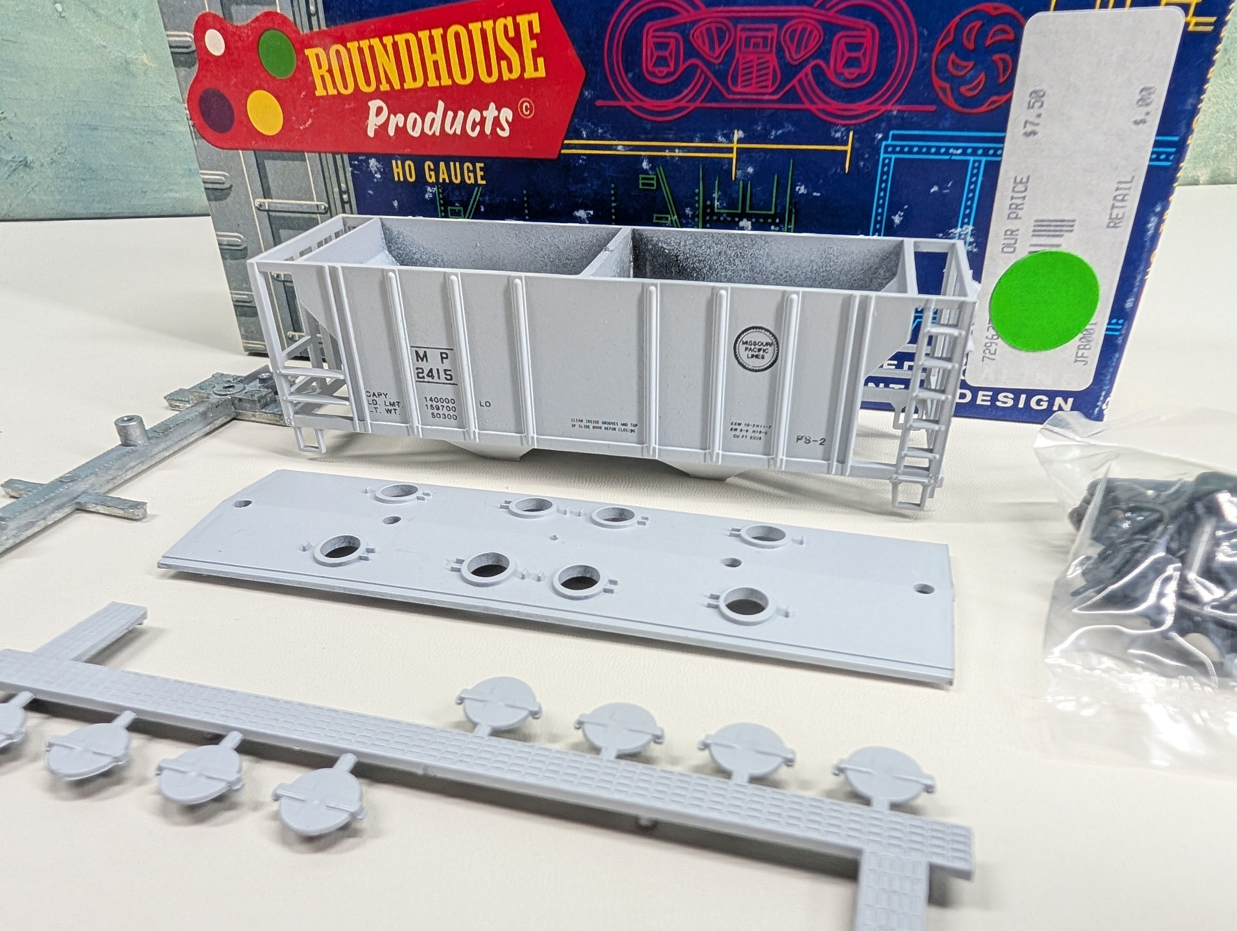 USED Roundhouse HO Scale 2 Bay Covered Hopper Missouri Pacific MP #2415 Bev-Bel KIT