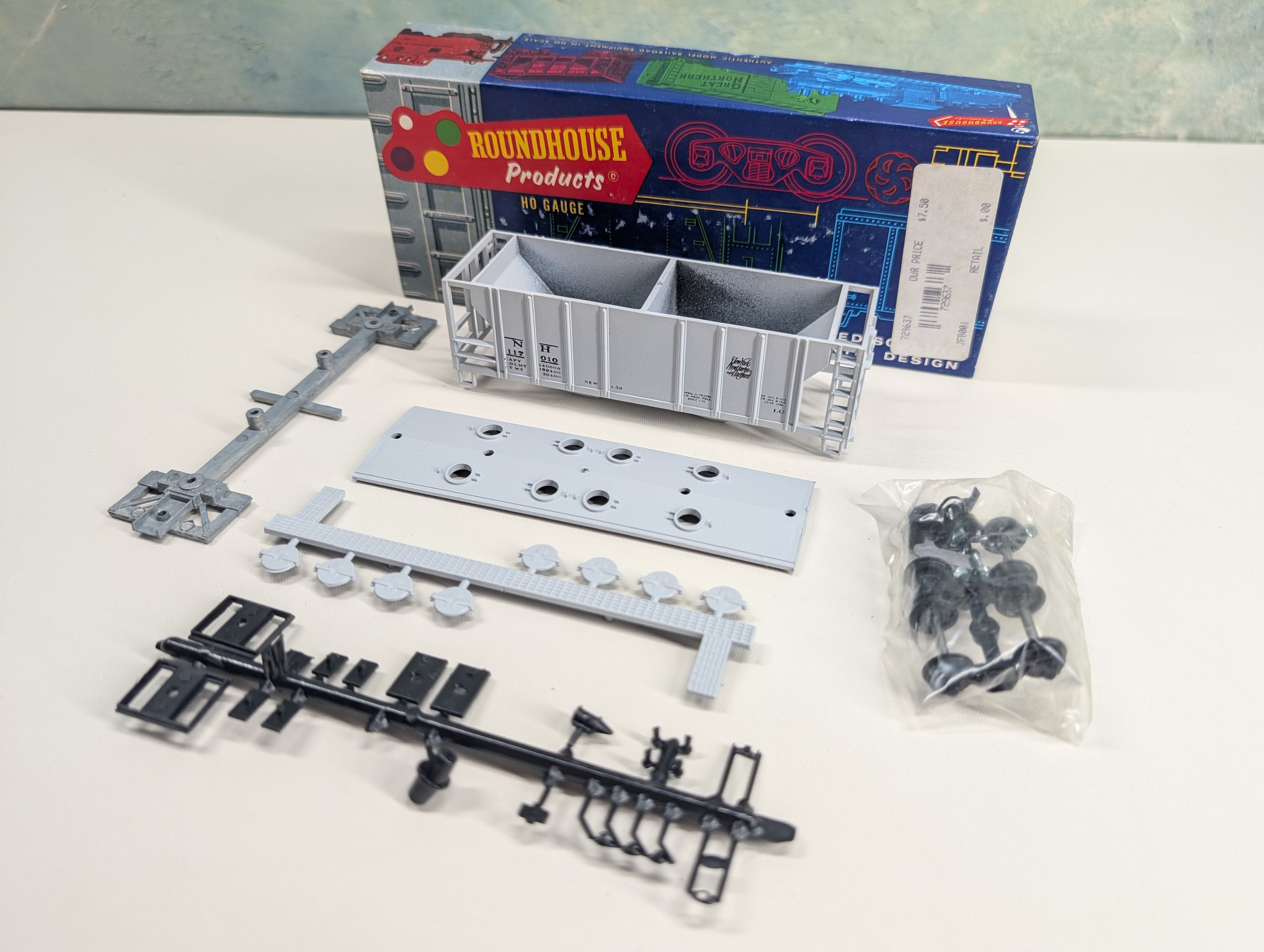 USED Roundhouse HO Scale 2 Bay Covered Hopper New Haven NH #117010 Bev-Bel KIT