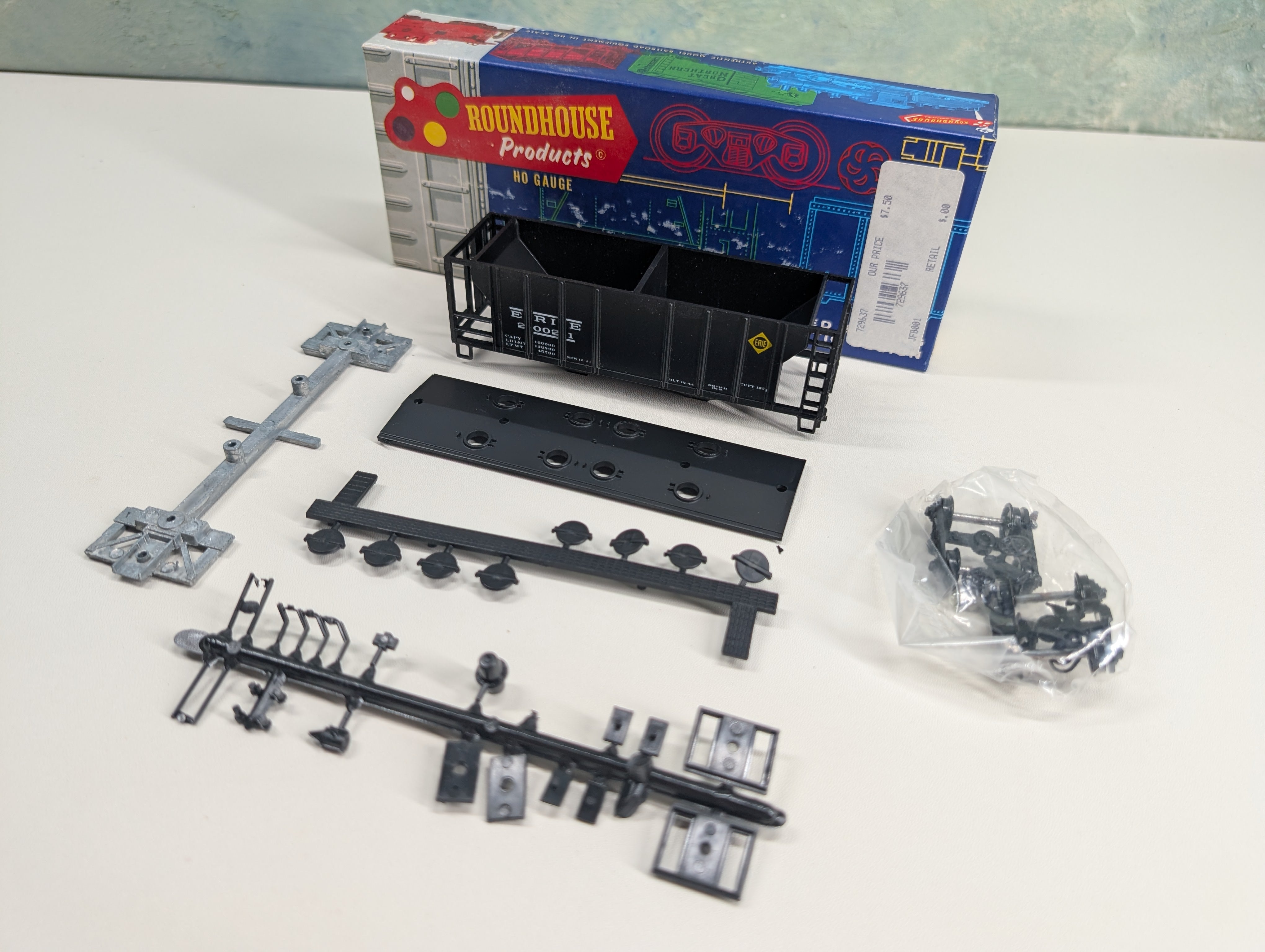 USED Roundhouse HO Scale 2 Bay Covered Hopper Erie #20021 Bev-Bel KIT