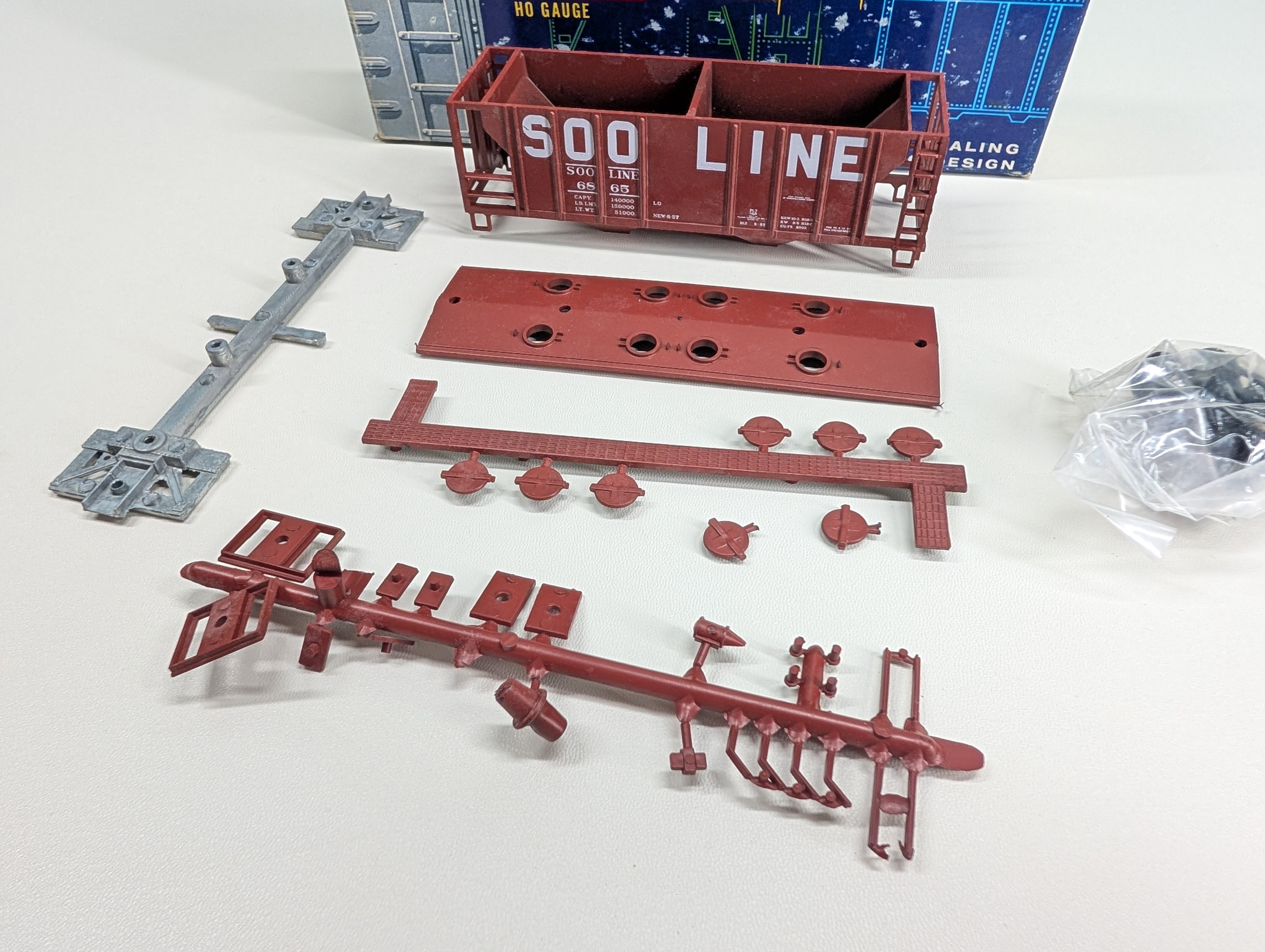 USED Roundhouse HO Scale 2 Bay Covered Hopper SOO Line #6865 Limited-Run KIT