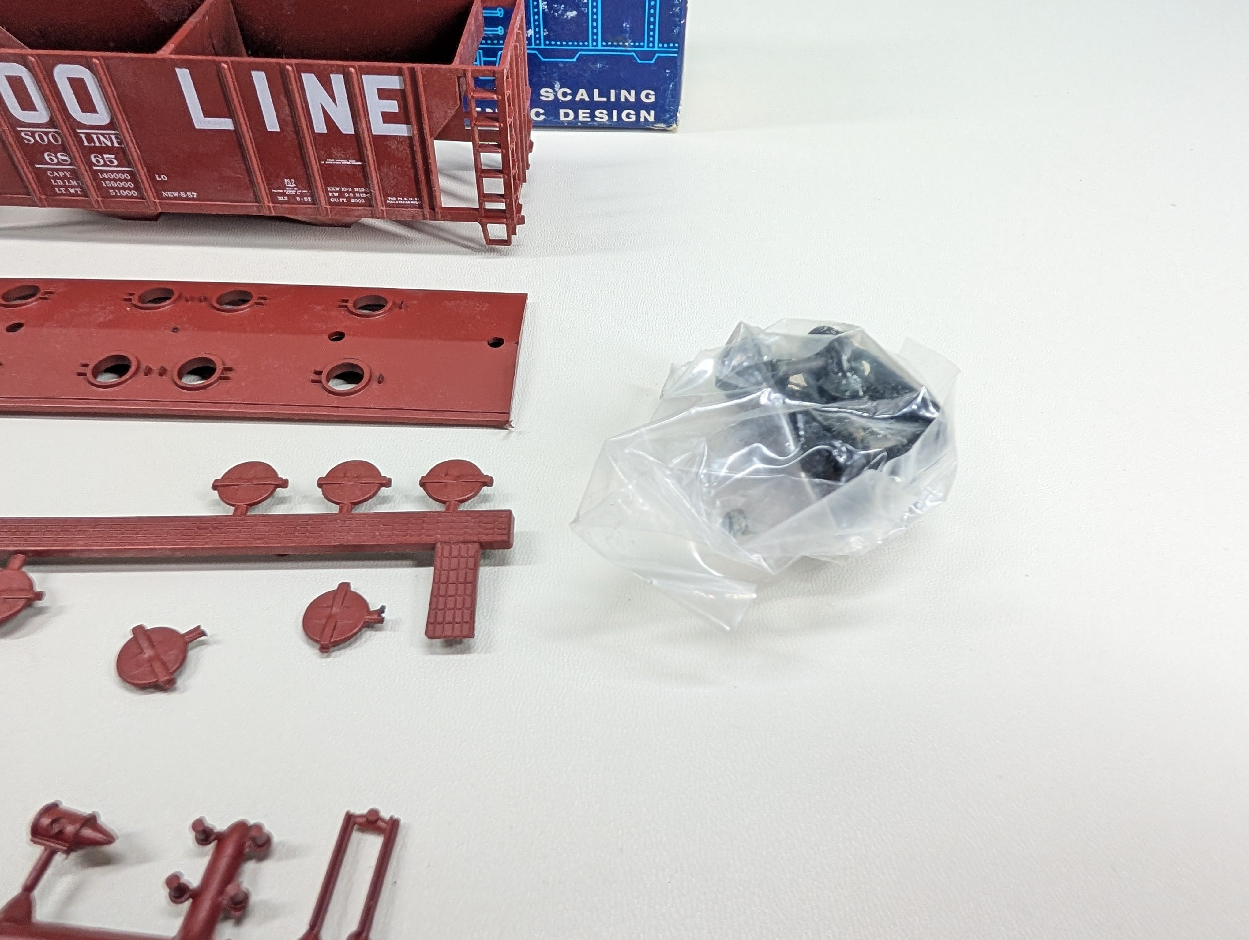 USED Roundhouse HO Scale 2 Bay Covered Hopper SOO Line #6865 Limited-Run KIT