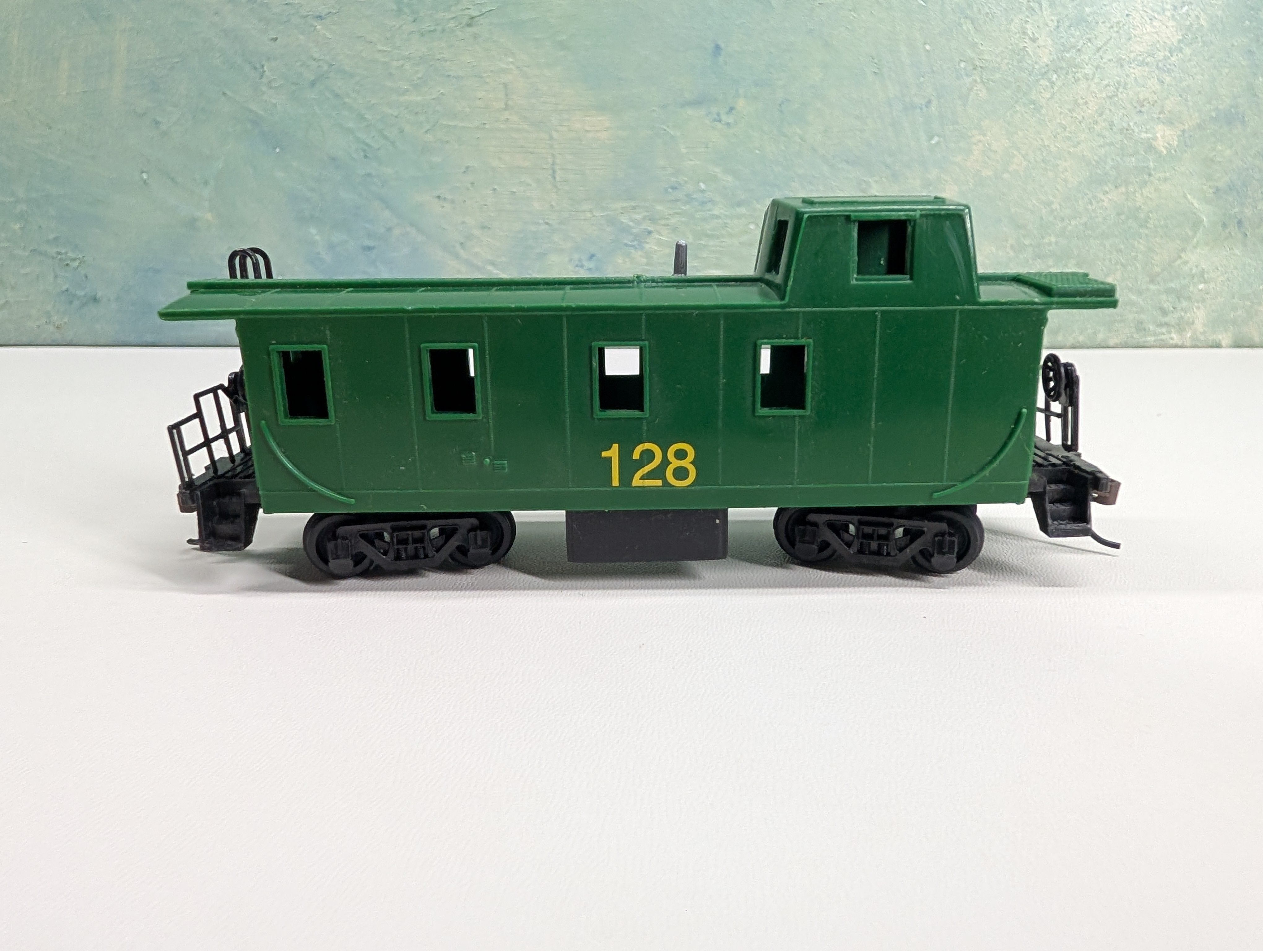 USED Bachmann HO Scale Green Caboose #128