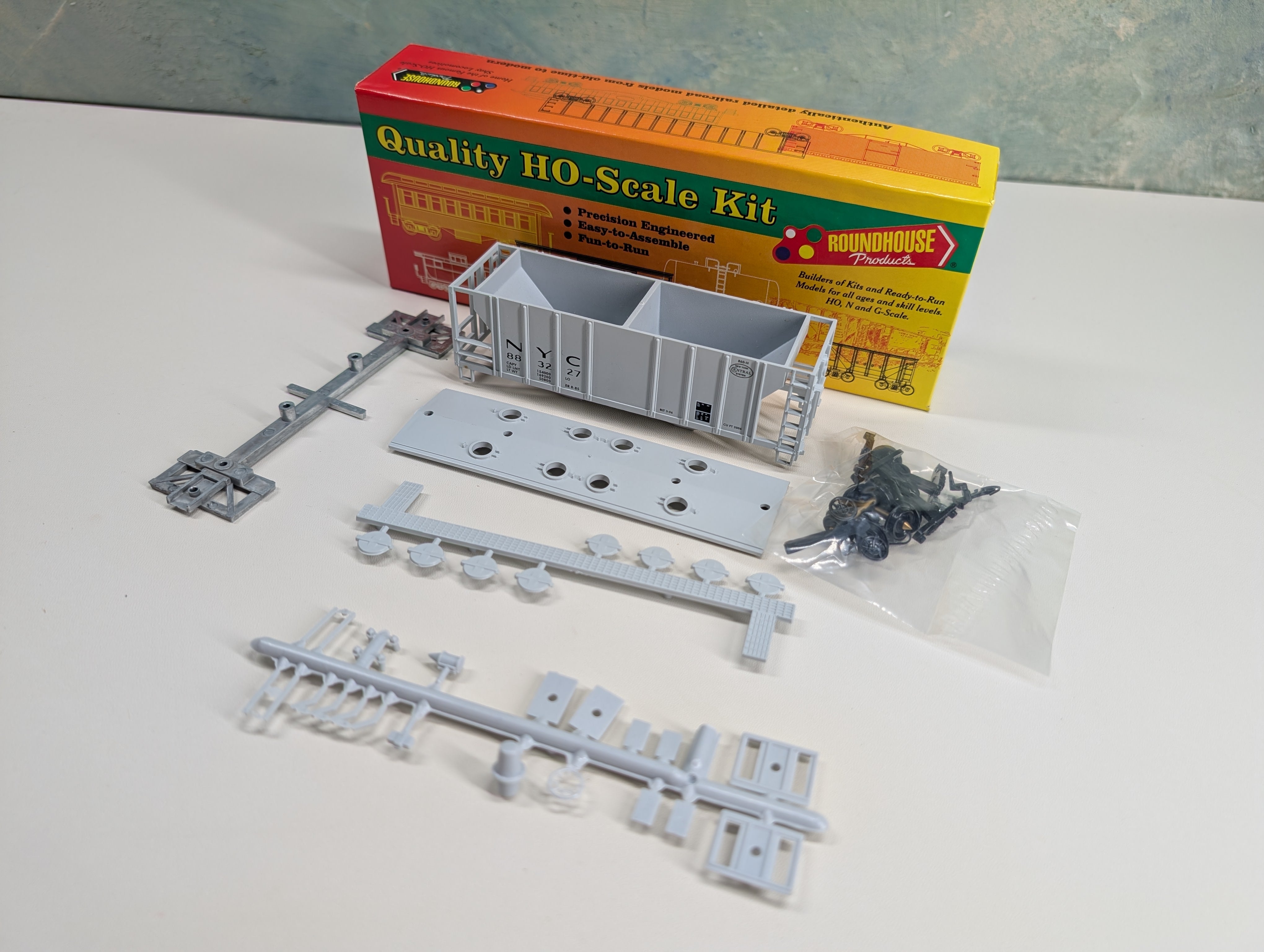 USED Roundhouse HO Scale 2 Bay Covered Hopper New York Central NYC #883227 KIT