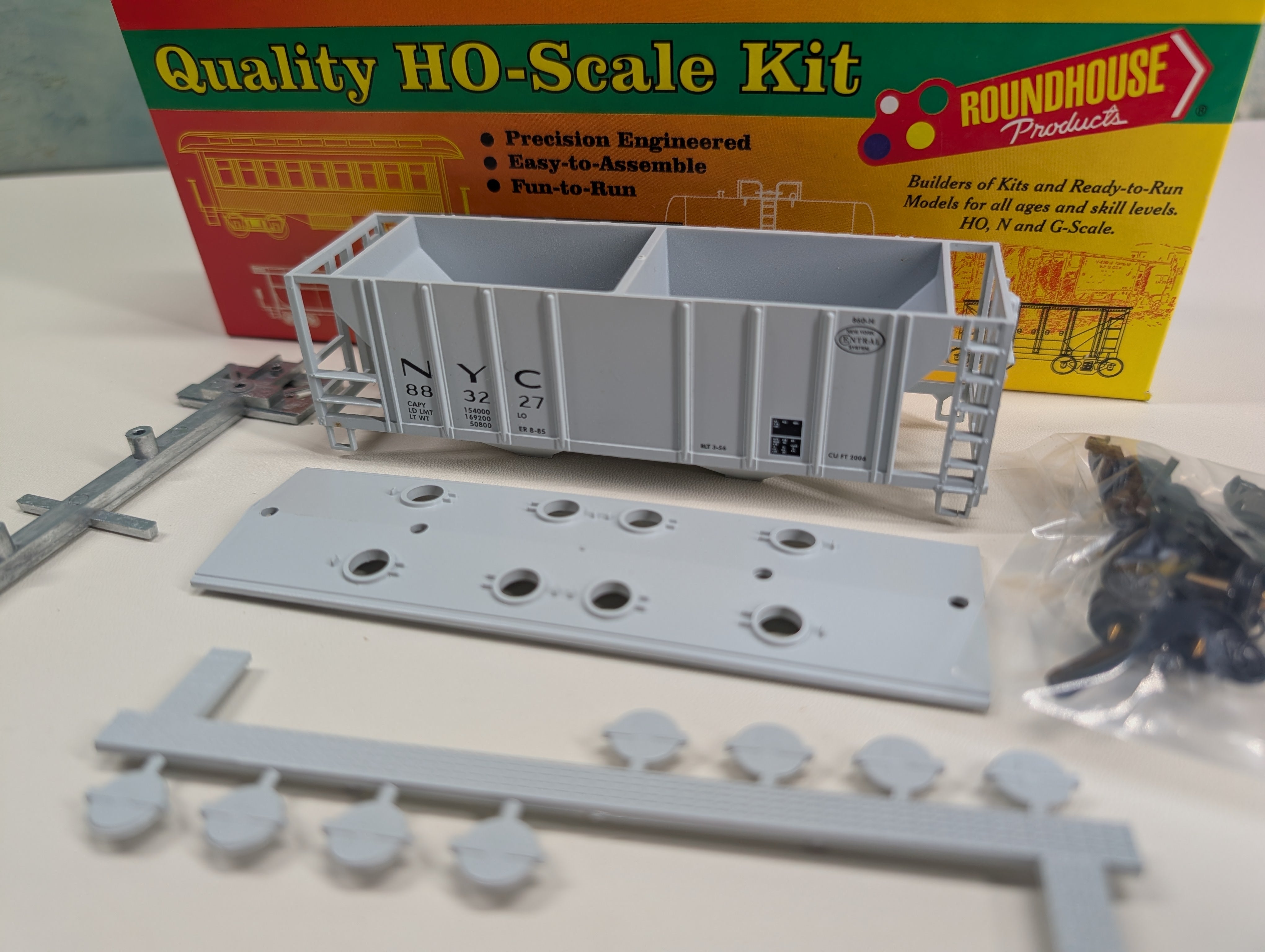 USED Roundhouse HO Scale 2 Bay Covered Hopper New York Central NYC #883227 KIT