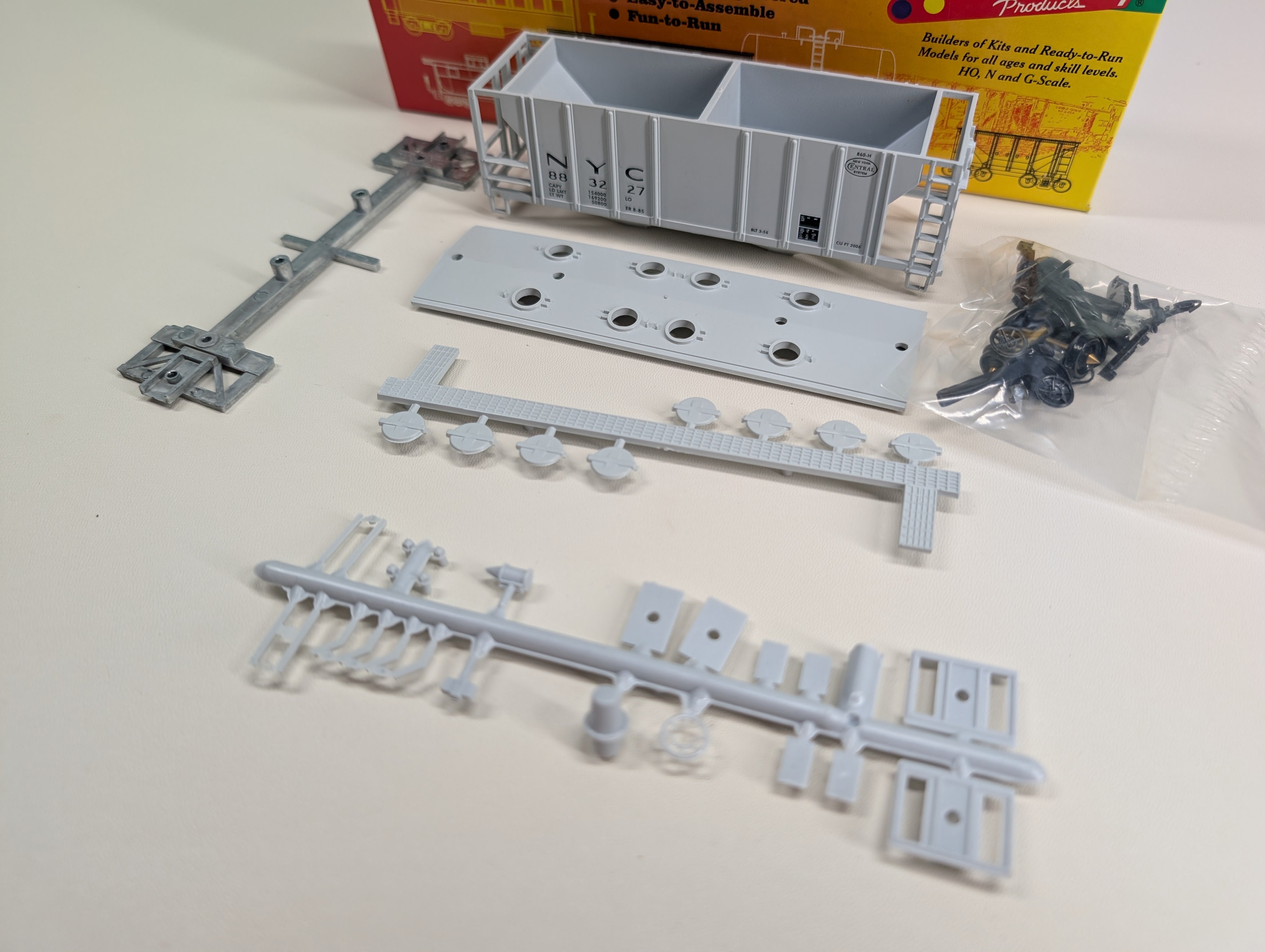 USED Roundhouse HO Scale 2 Bay Covered Hopper New York Central NYC #883227 KIT