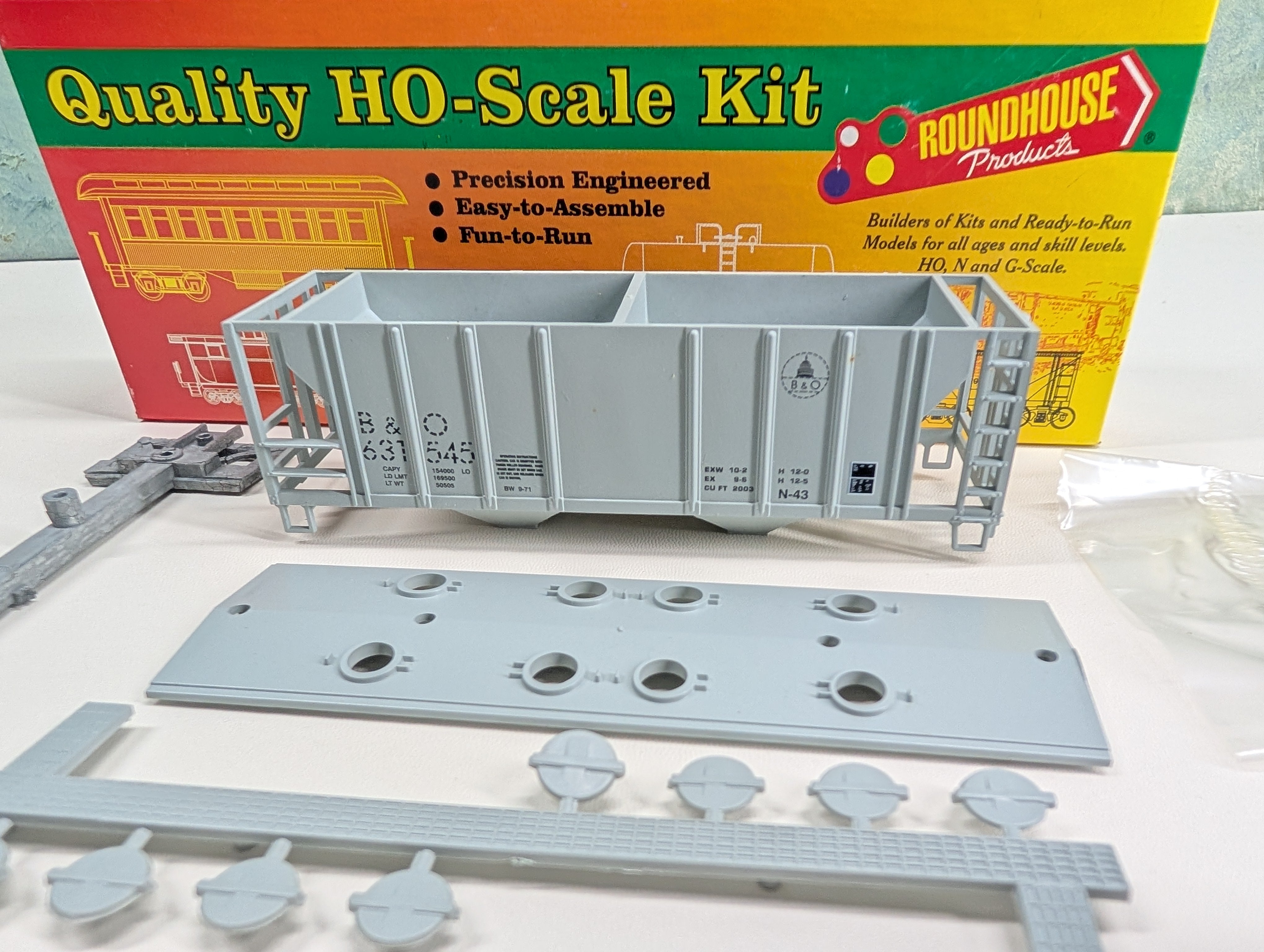USED Roundhouse HO Scale 2 Bay Covered Hopper Milwaukee Road MILW #95787 KIT