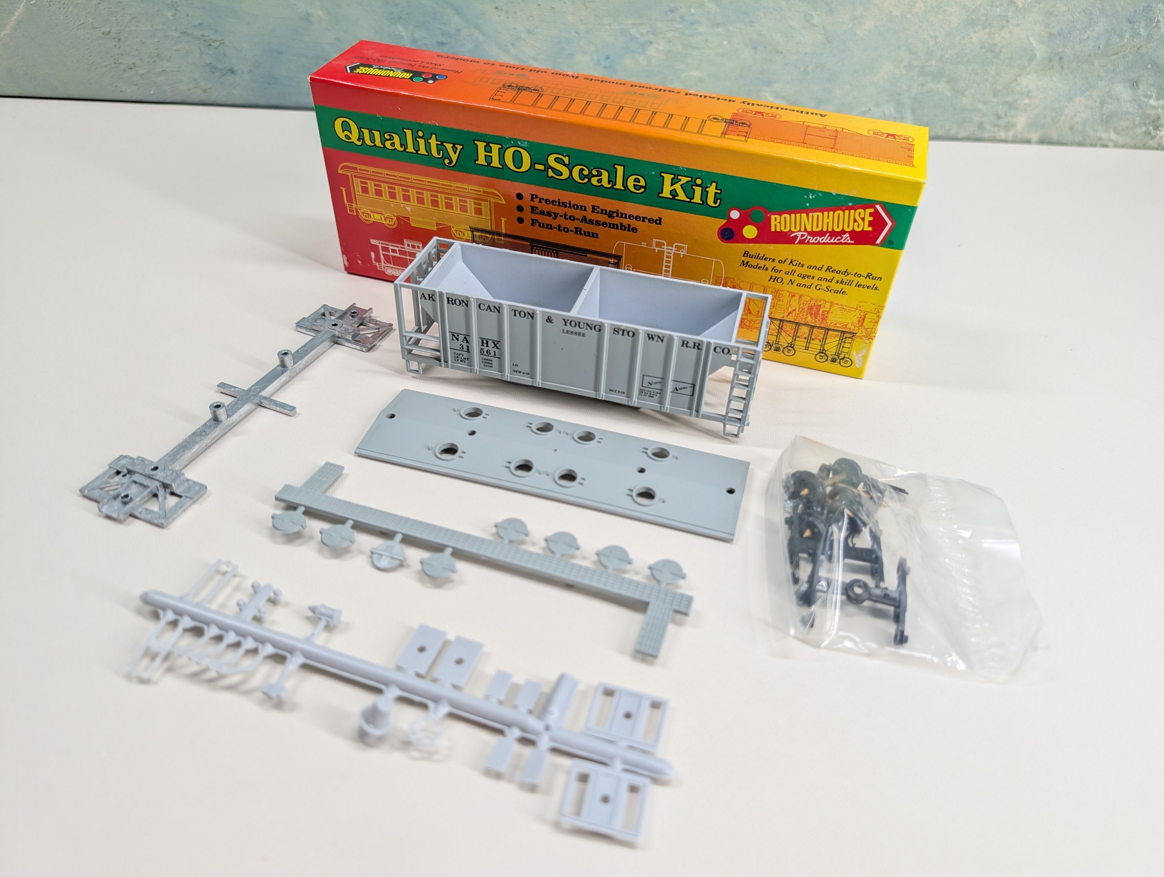 USED Roundhouse HO Scale 2 Bay Covered Hopper Akron Canton & Youngstown NAHX #31561 KIT